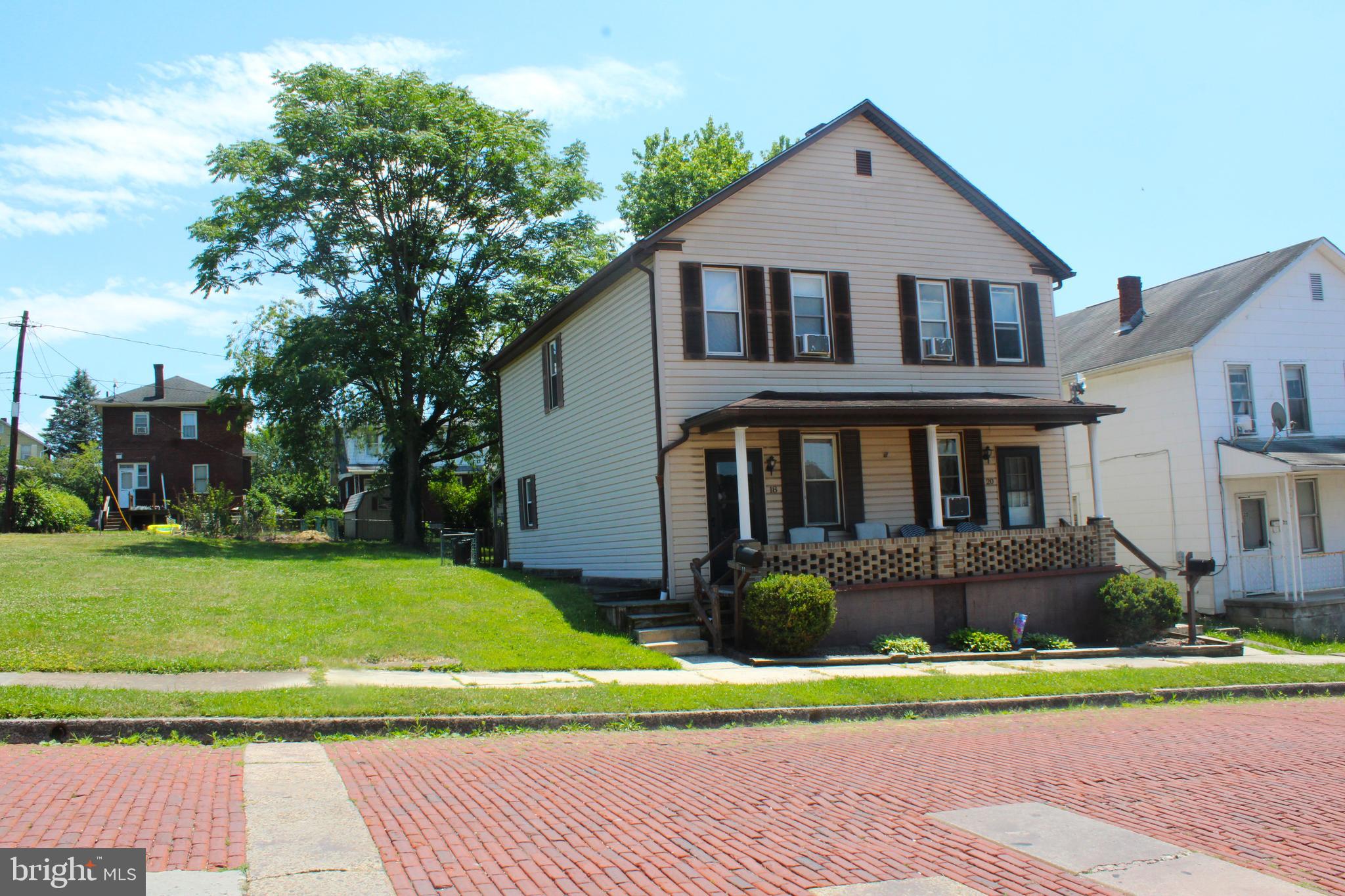 Main image without alt text