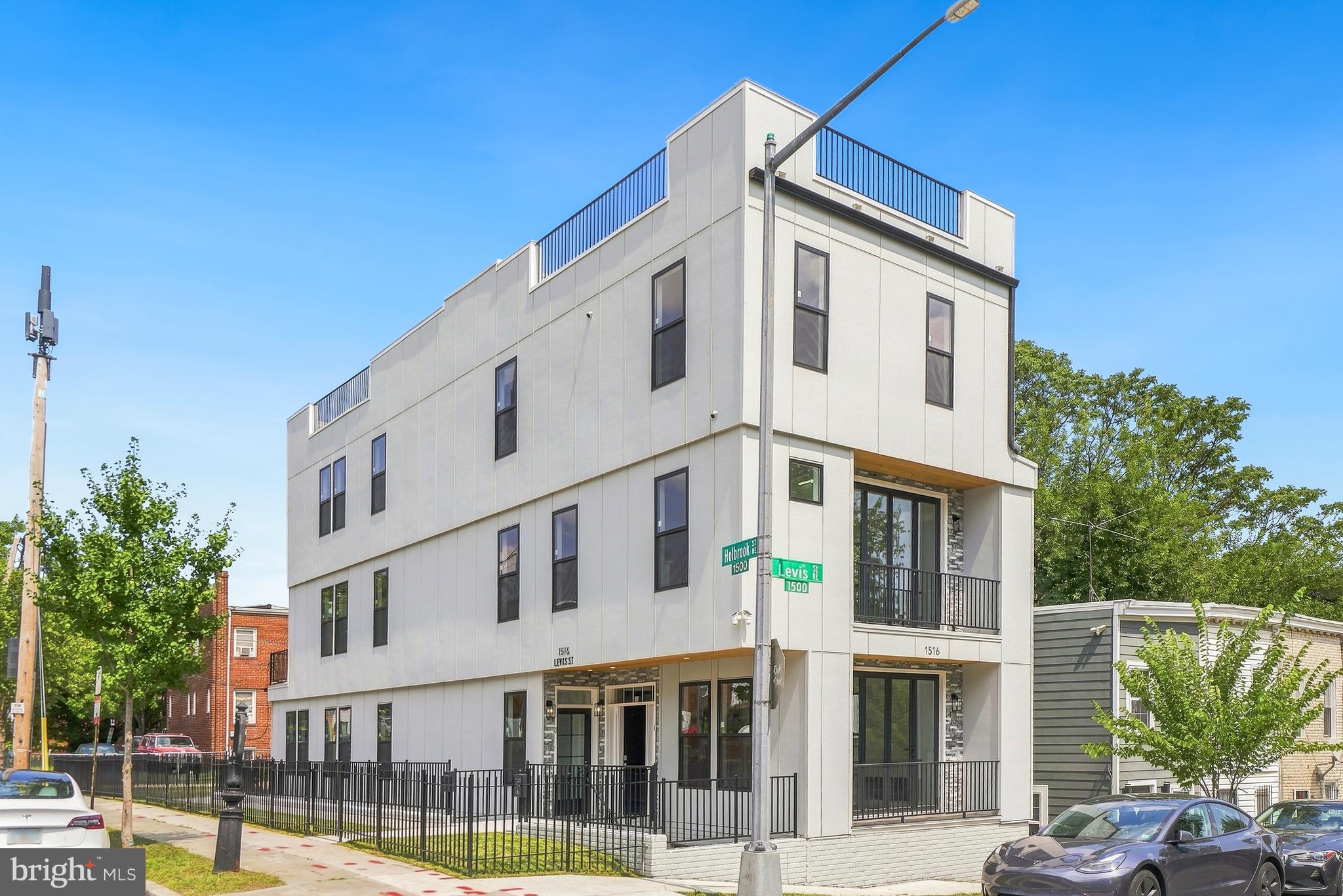 1516 LEVIS STREET NE UNIT 1
