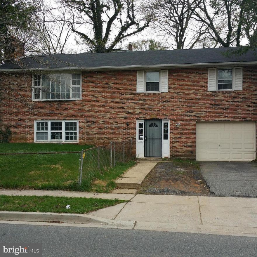 Absolute bargain! Unbelievable price! Priced low and firm for your pre-approved buyer who wants a great deal on a super home and huge plot of land in a great area. Hurry it won't last long at this low, low, price so do your buyer a favor and write me a squeaky clean full price offer today - and save yourself all the fun of a full price counter offer. Don't miss this opportunity for a fantastic deal in a wonderful area!