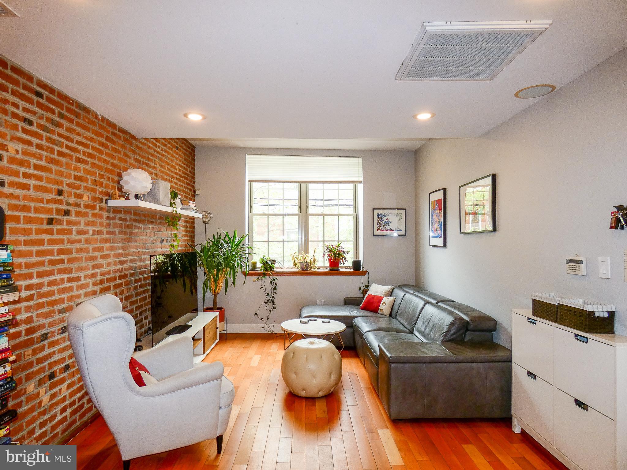 QUEEN VILLAGE - Residential