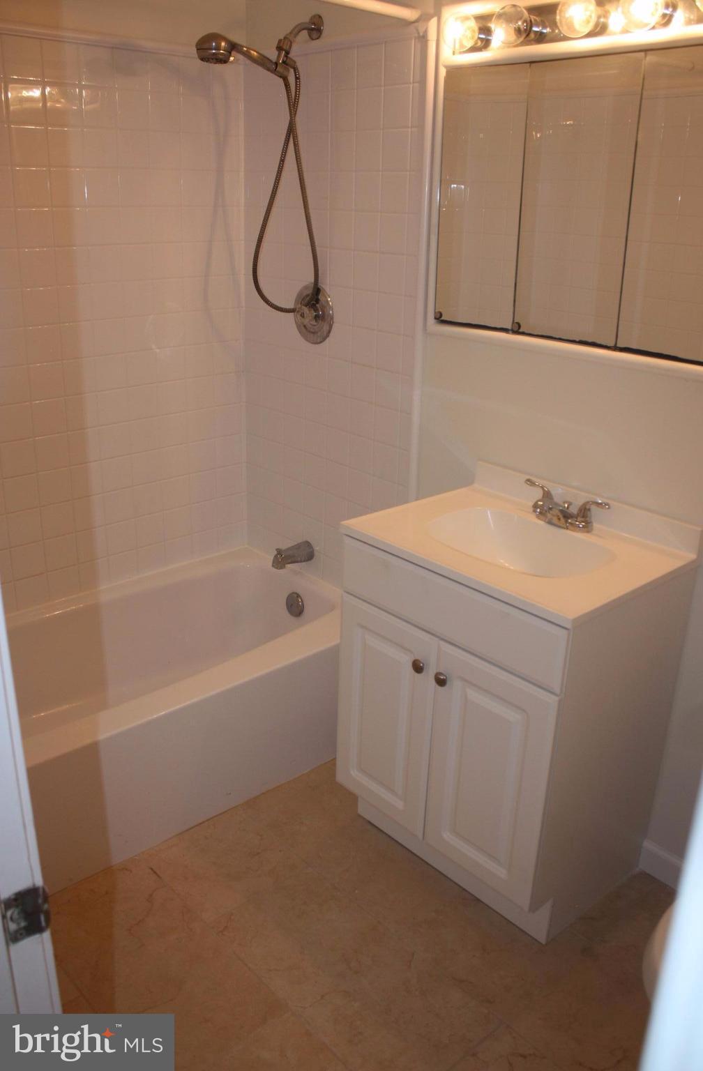 RESTON - Residential Lease