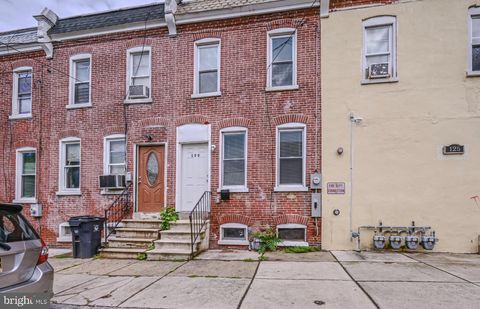 Townhouse For Sale - 123 Delamore Place<br/> WILMINGTON, DE 19805