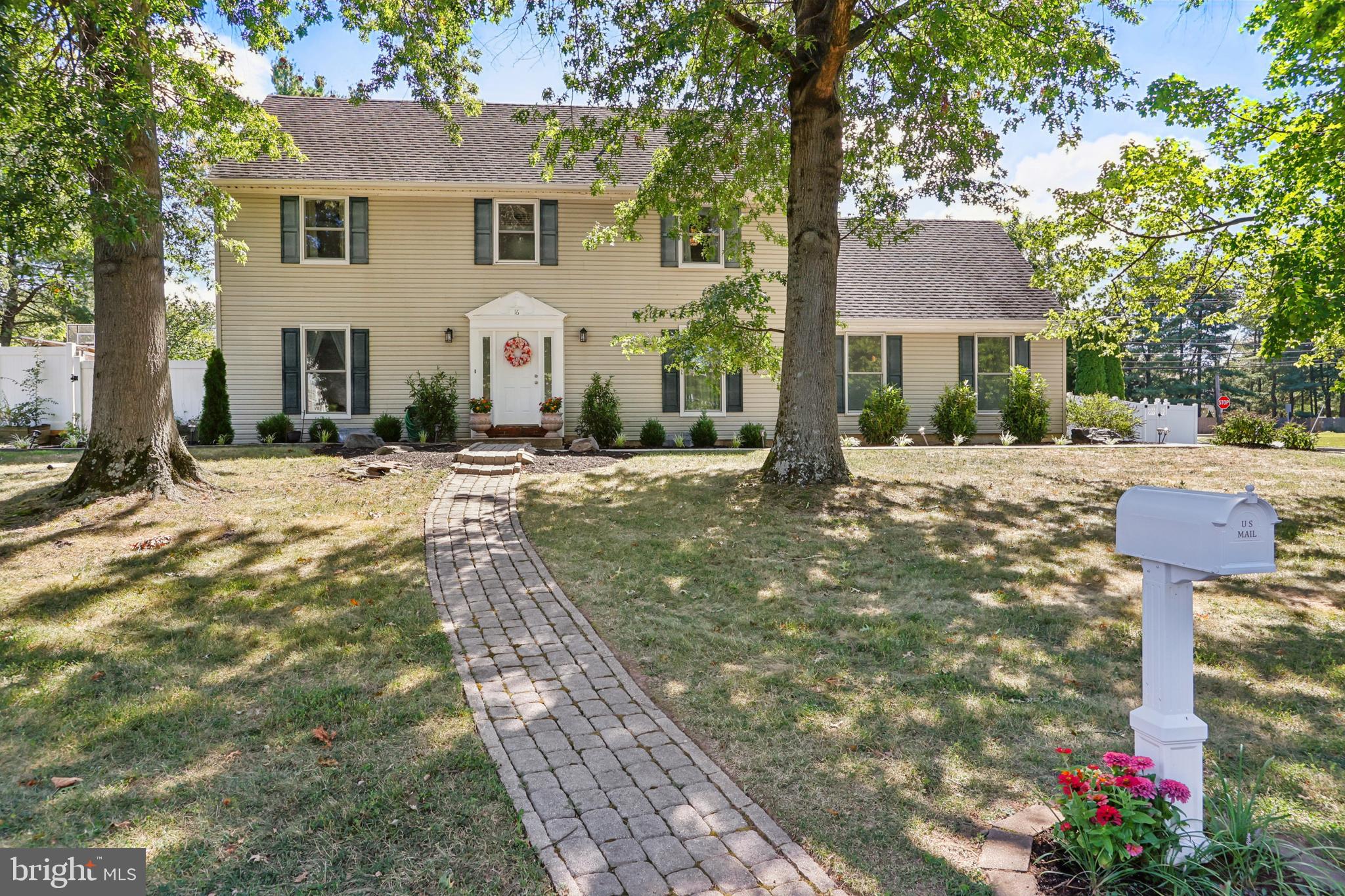 16 PADDOCK DR