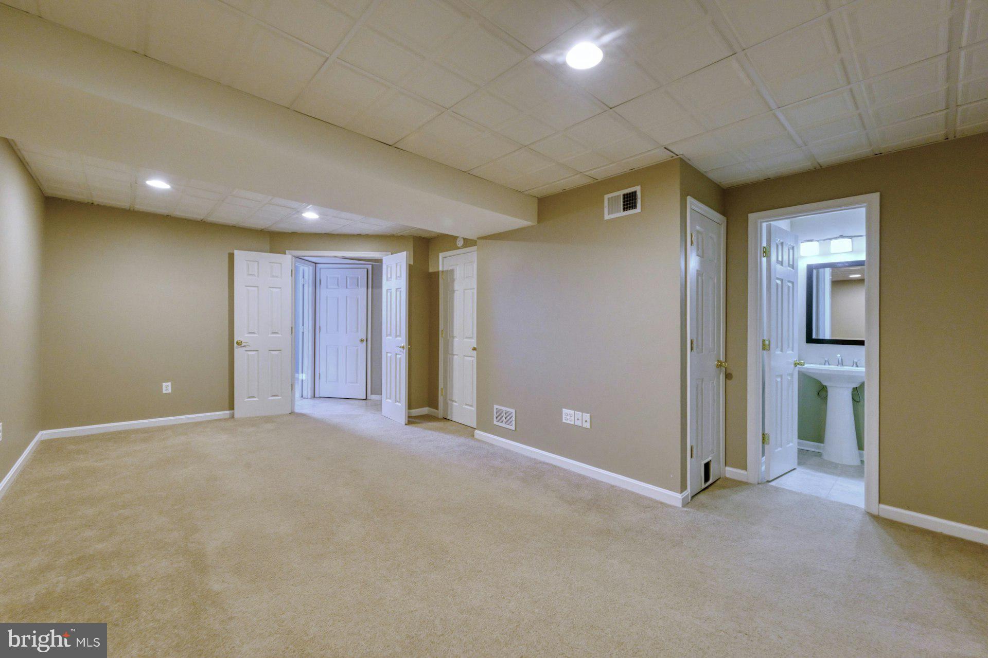 ROUND HILL - Residential