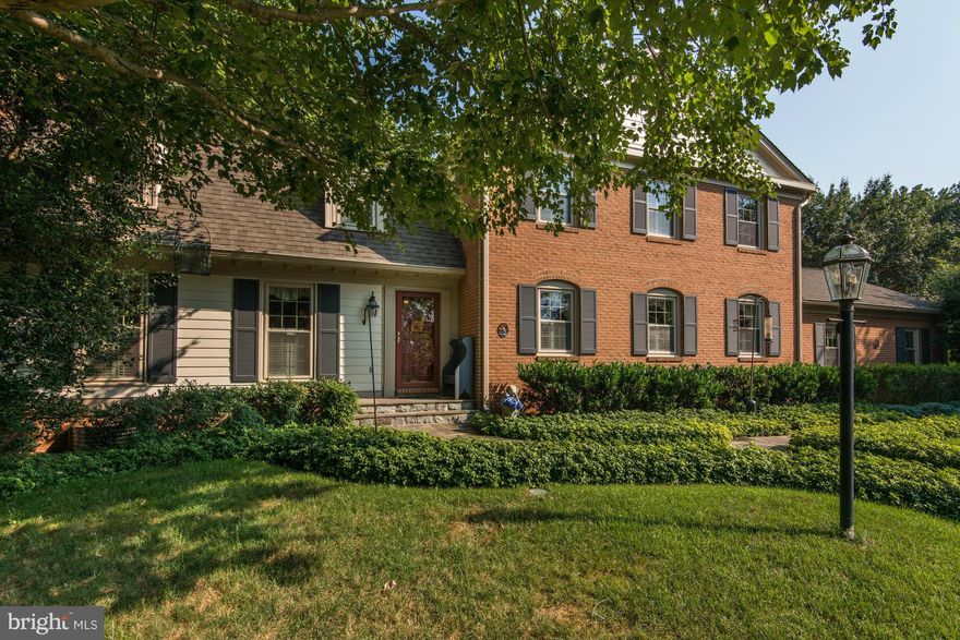 A really wonderful offering! Fully renov. w/exceptional taste & high quality. Farm house feel kitchen w/vaulted ceiling breakfast rm opening to inviting, architect designed scrn porch. Big FR w/new stone FP, all new built-ins adjacent to mud rm/laundry. Terrific Mstr Suite w/renov MBA. FULL lwr lvl w/rec rm, au pair suite, exercise rm & huge storage rm. Great yard & location on cul-de-sac. Whitman