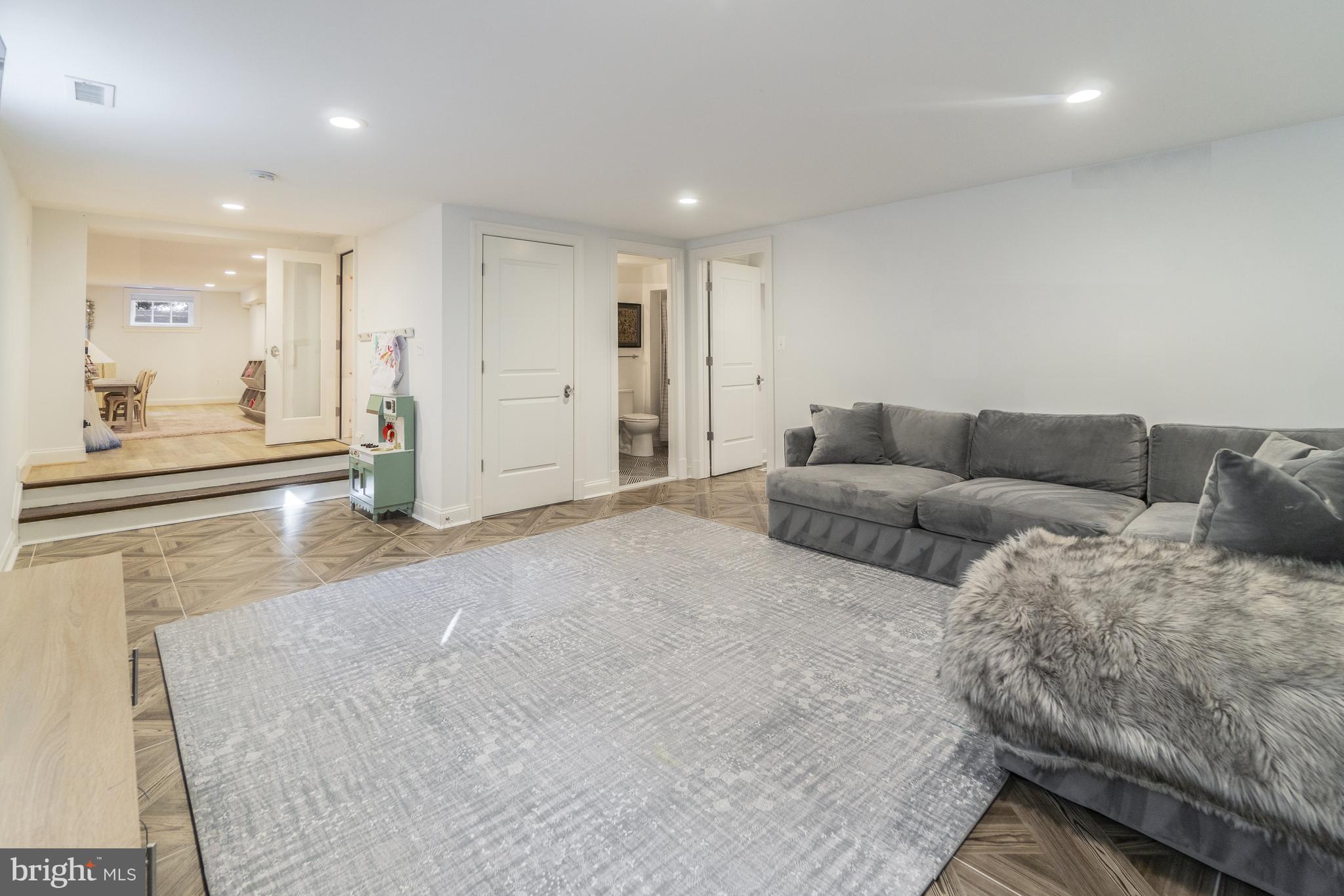 CHEVY CHASE VILLAGE - Residential