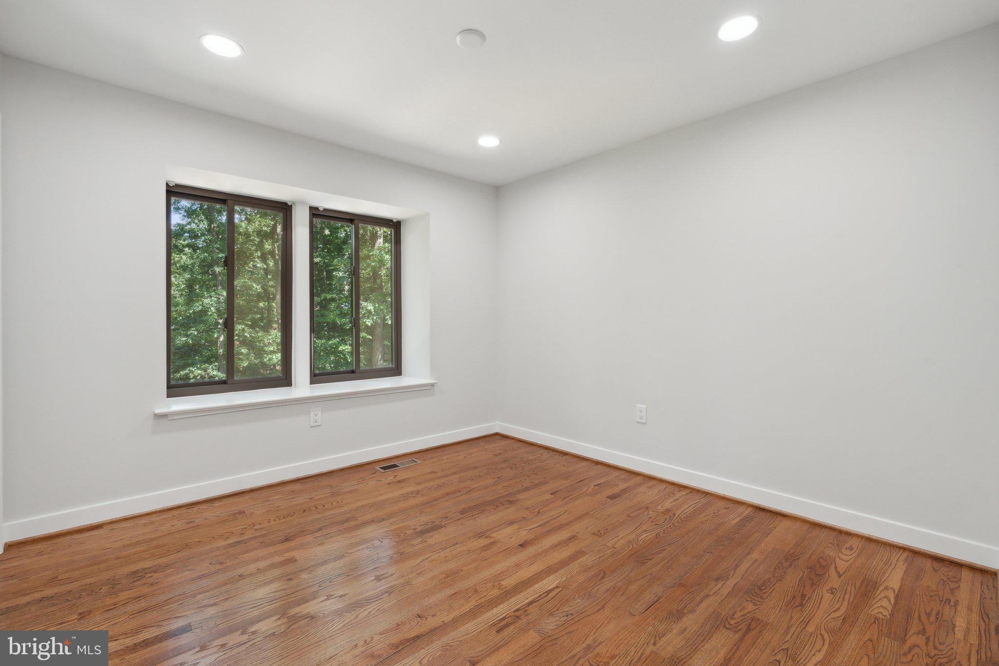 WOLF TRAP WOODS - Residential