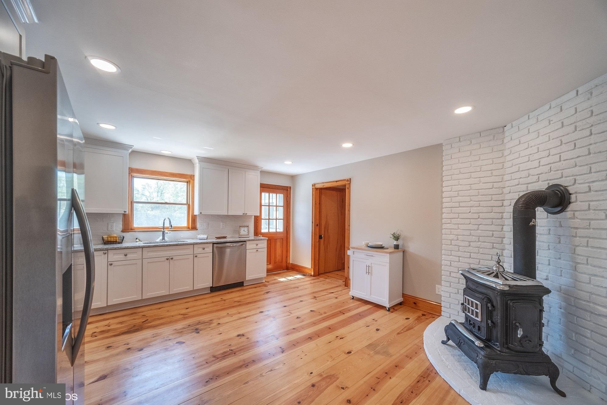 WOODLAND BEACH - Residential