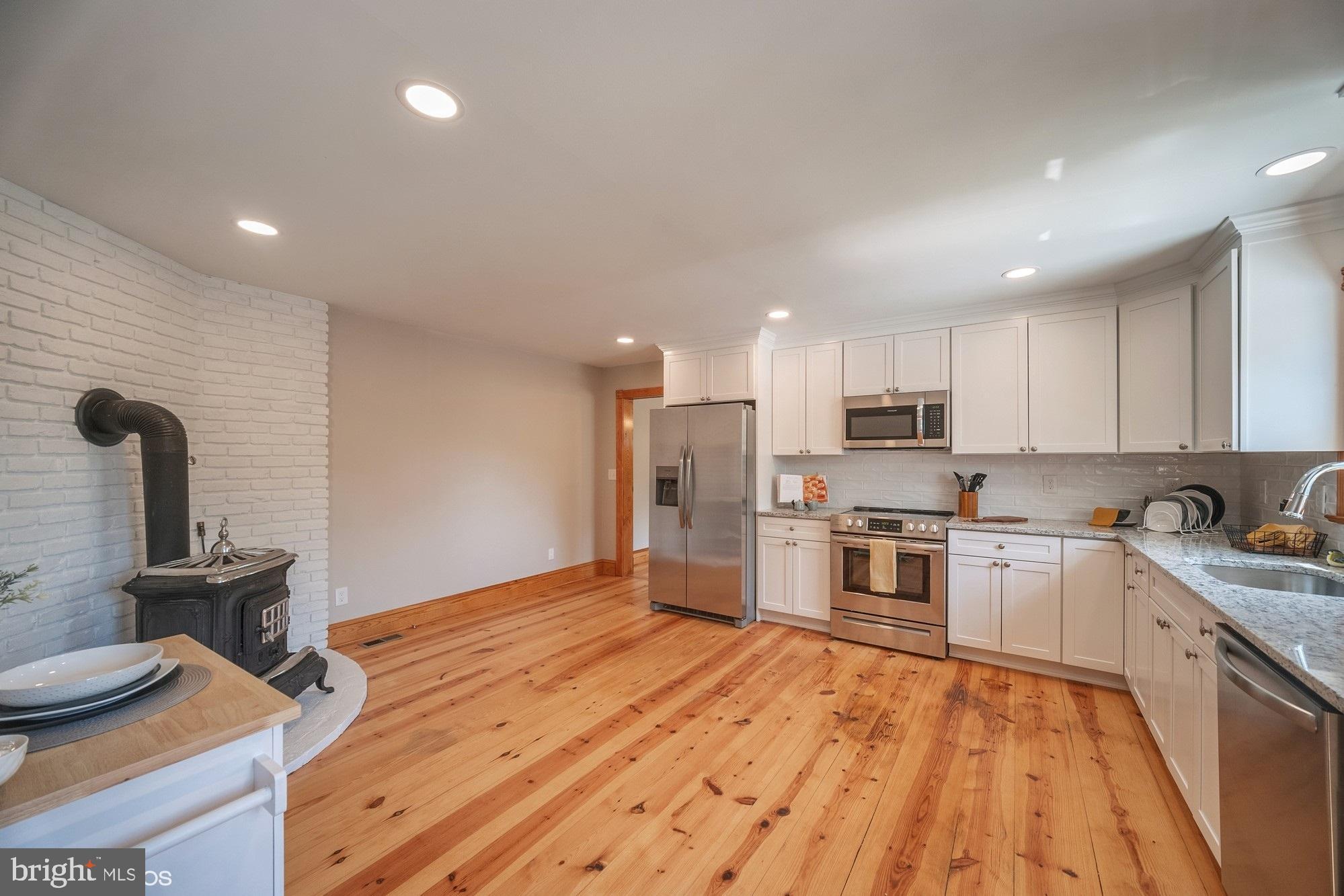 WOODLAND BEACH - Residential