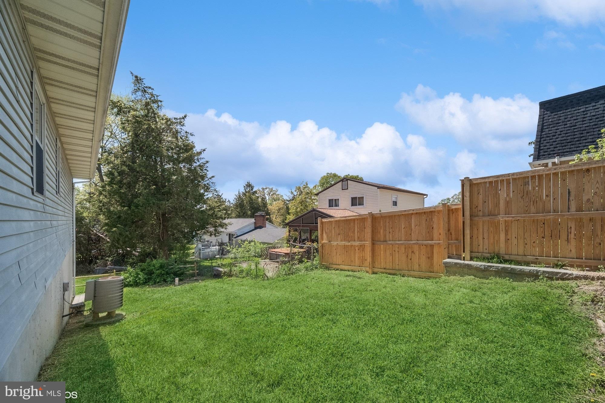 WOODLAND BEACH - Residential