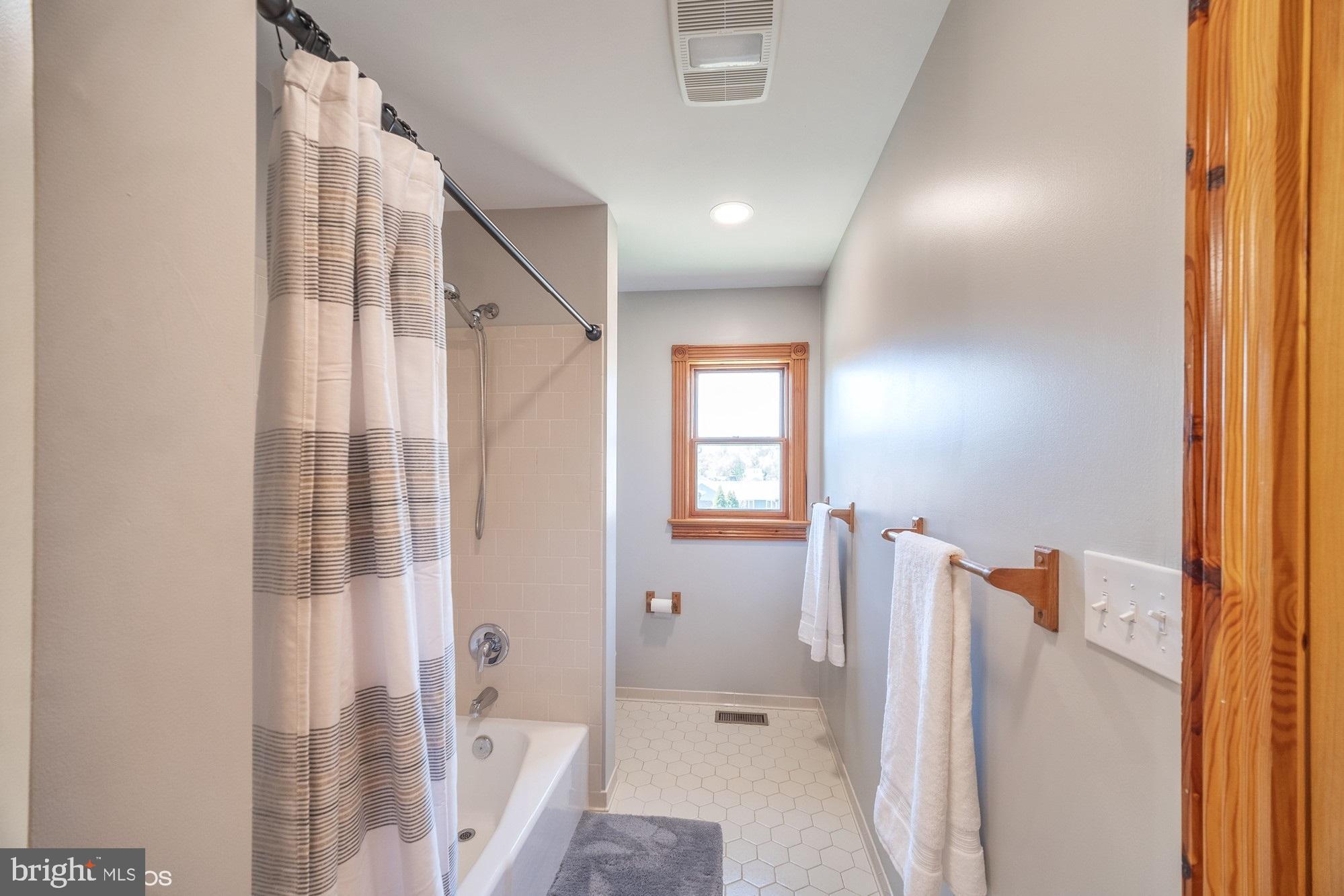 WOODLAND BEACH - Residential