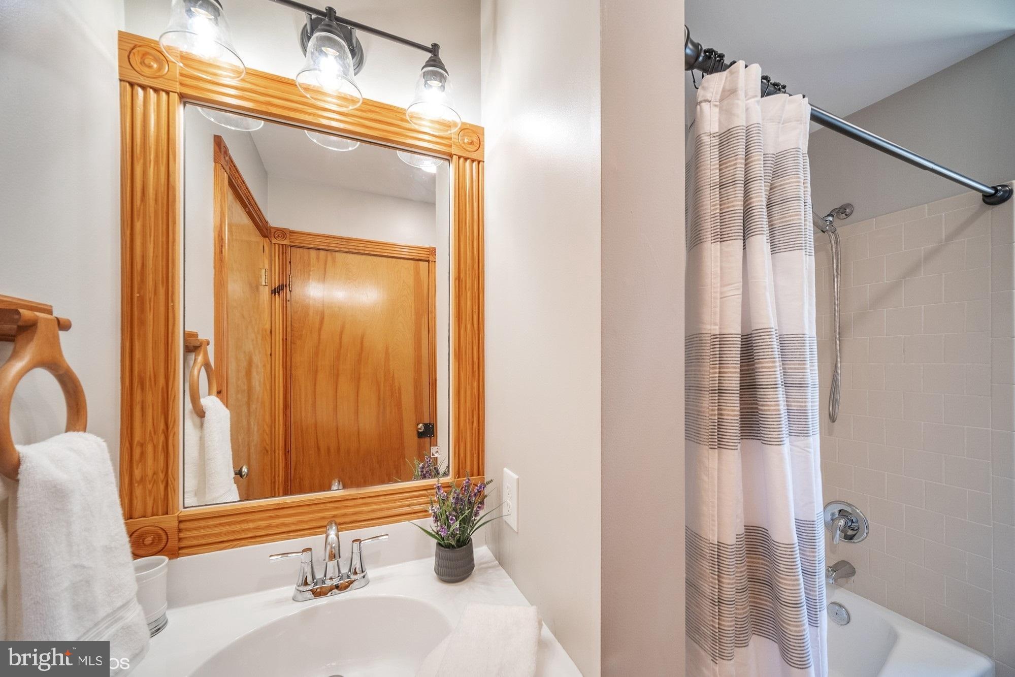 WOODLAND BEACH - Residential