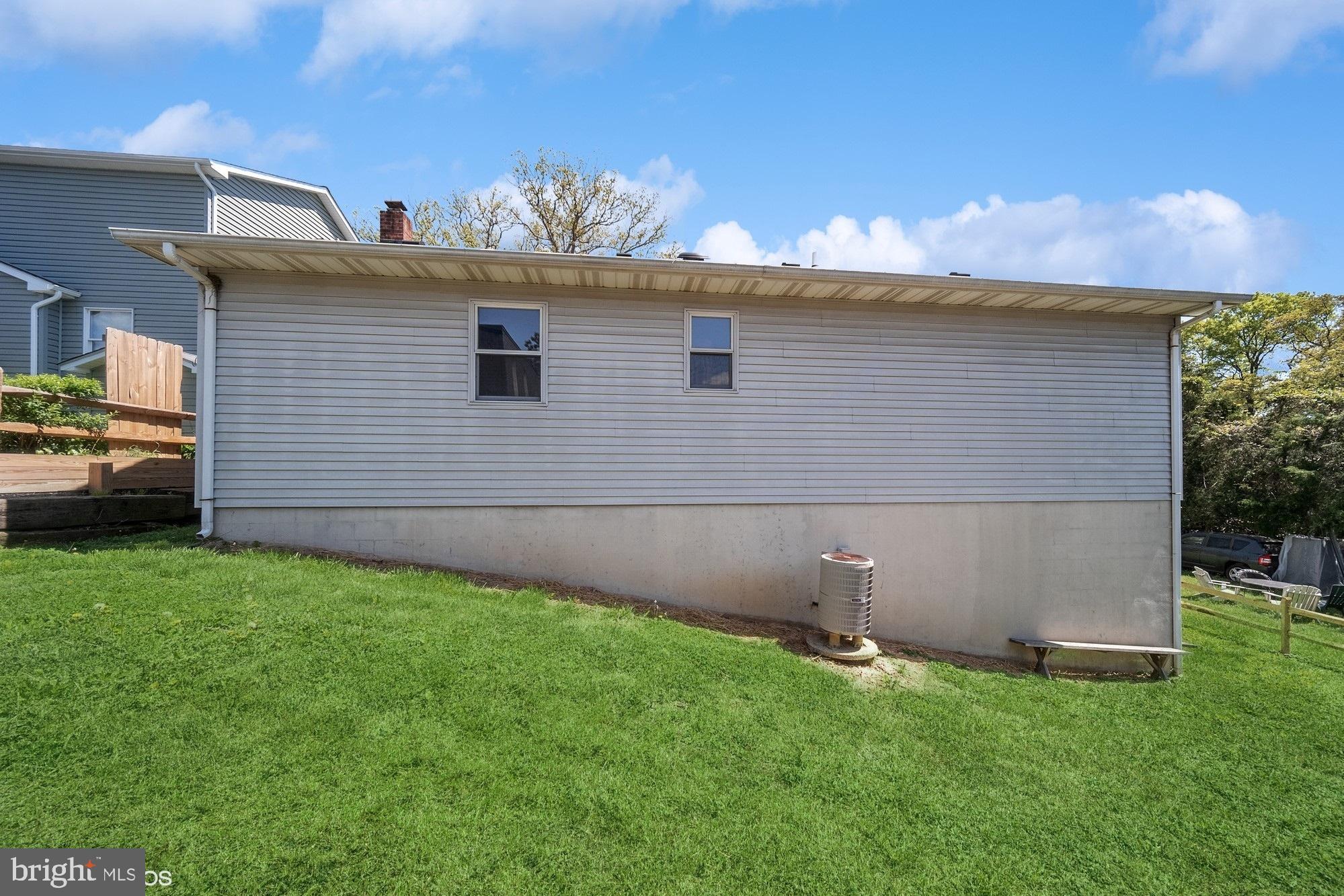 WOODLAND BEACH - Residential