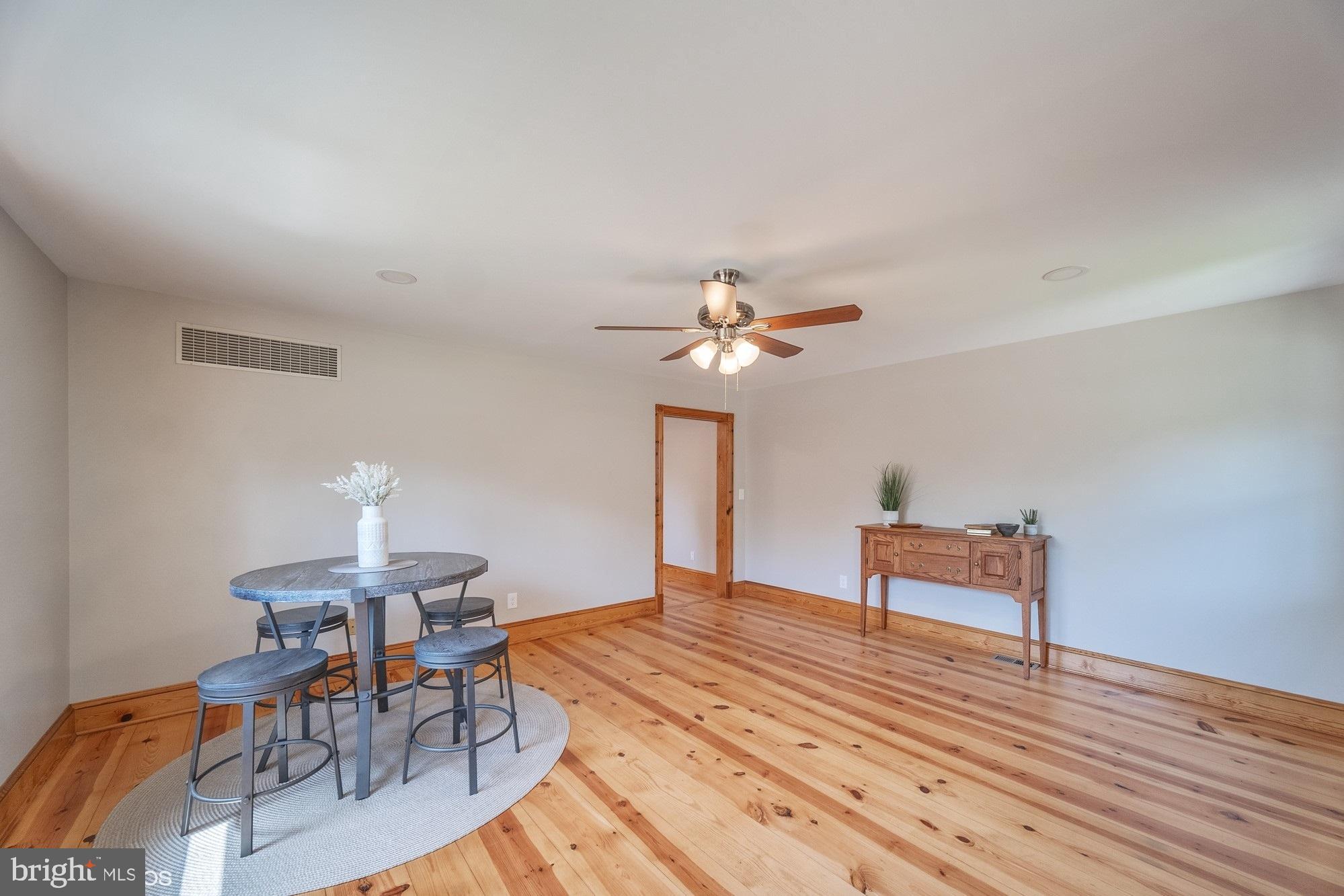 WOODLAND BEACH - Residential