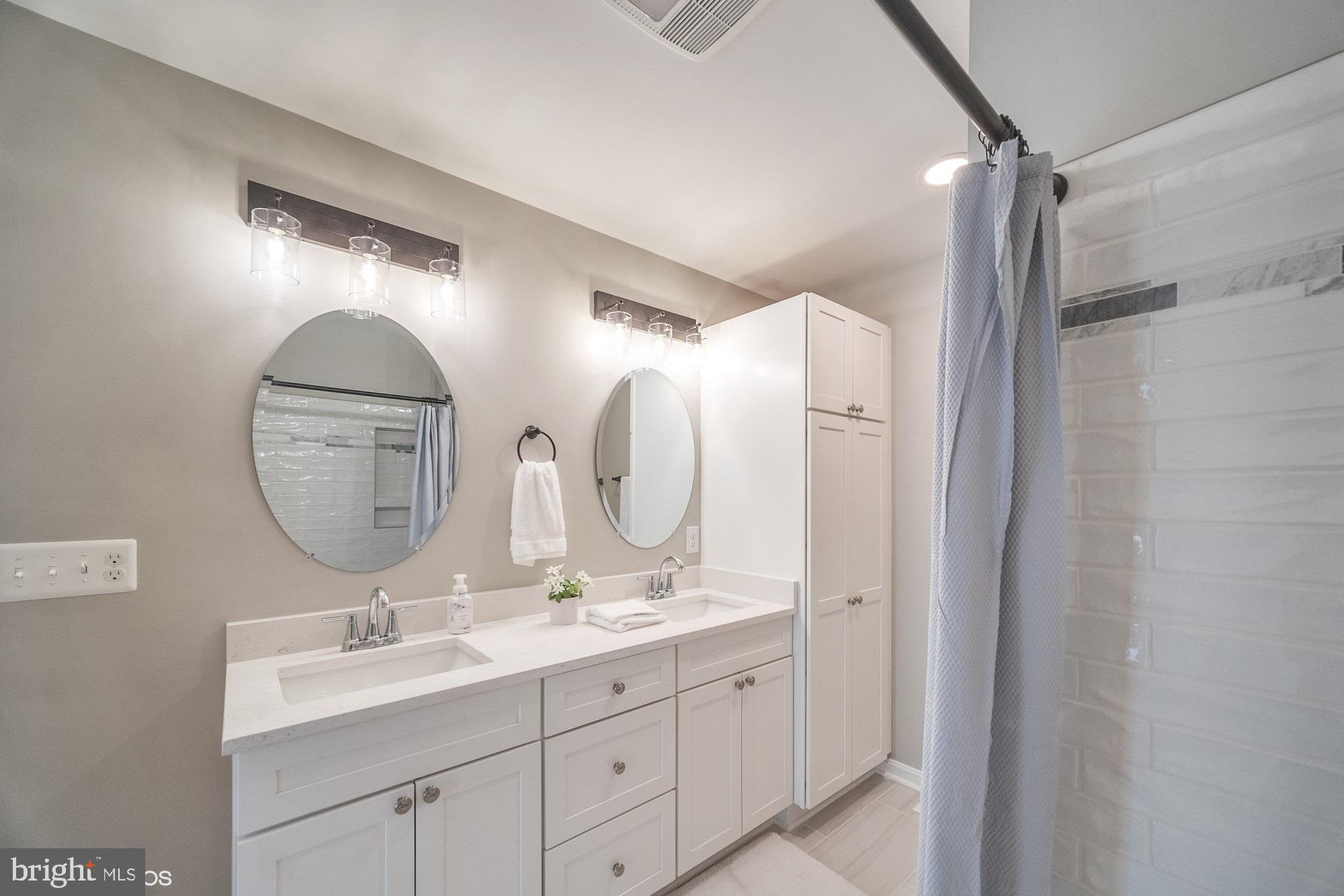 WOODLAND BEACH - Residential