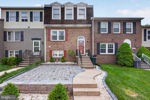 Photo of 824 Woodlawn Dr, CHAMBERSBURG, PA 17201 (MLS # PAFL2034506)