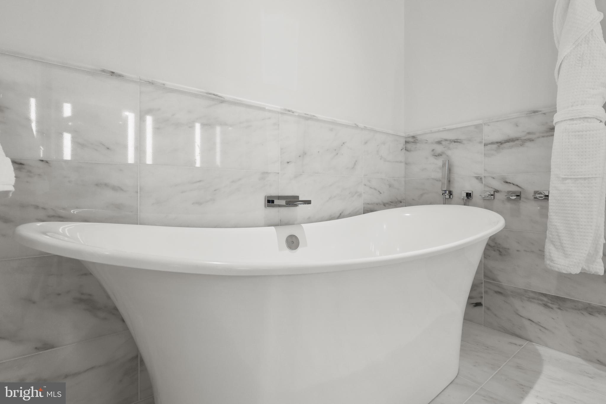 FOUR SEASONS PRIVATE RESIDENCES - Residential