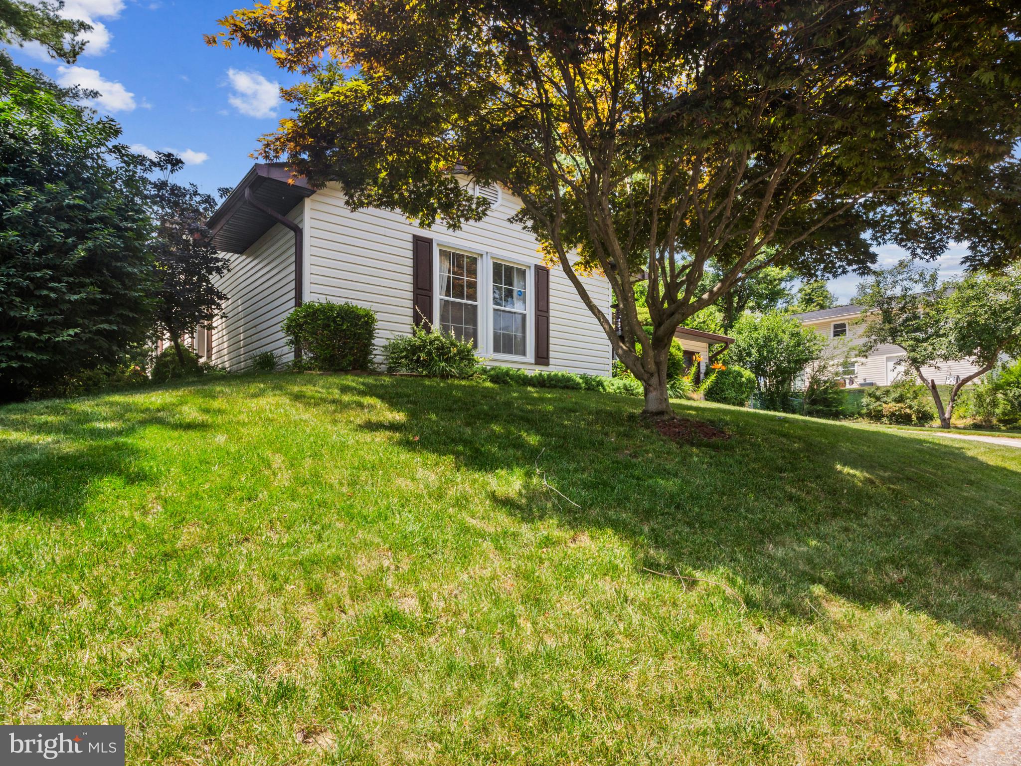 1933 HUGUENOT PLACE