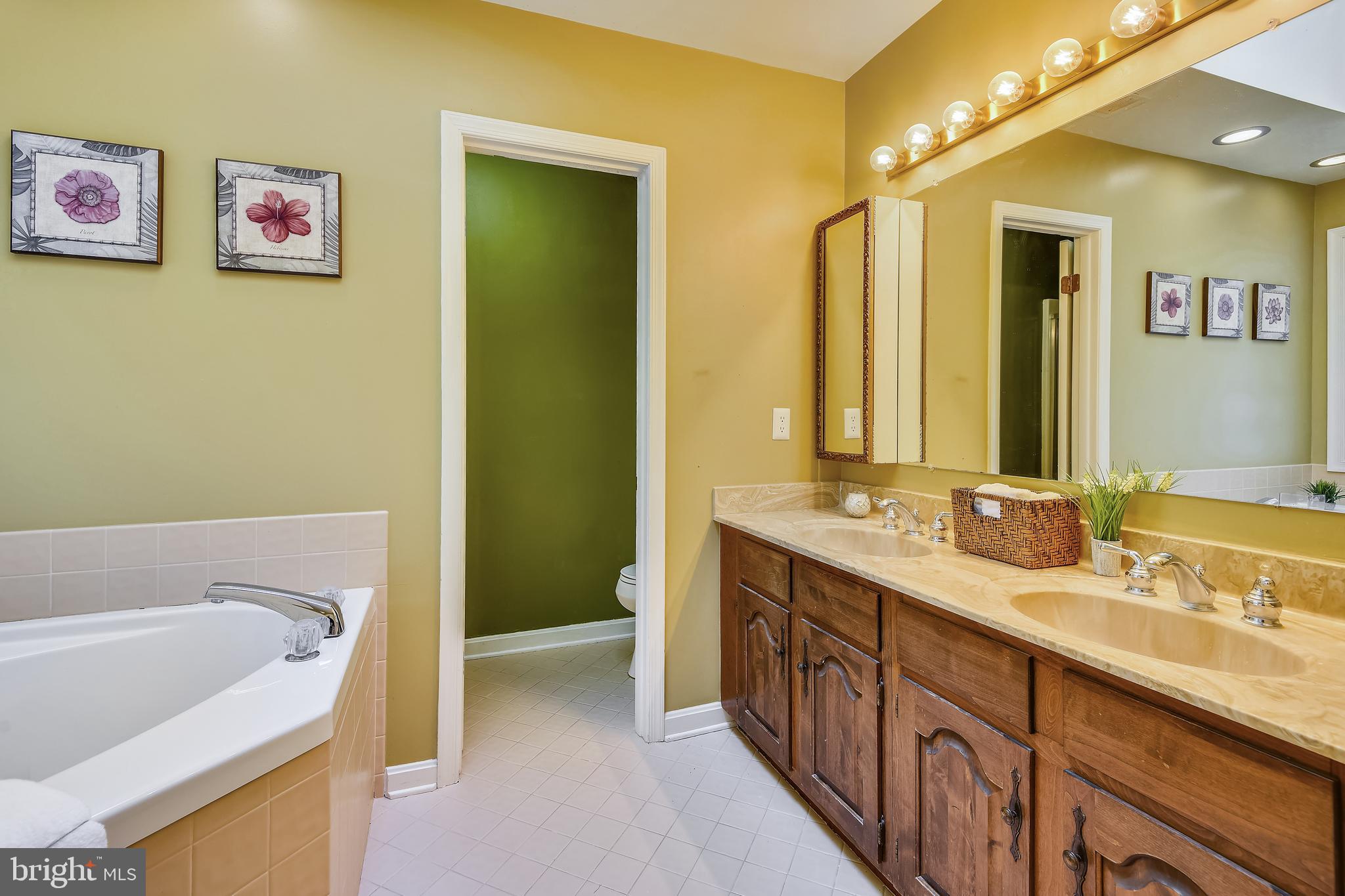 ROYALE GLEN - Residential