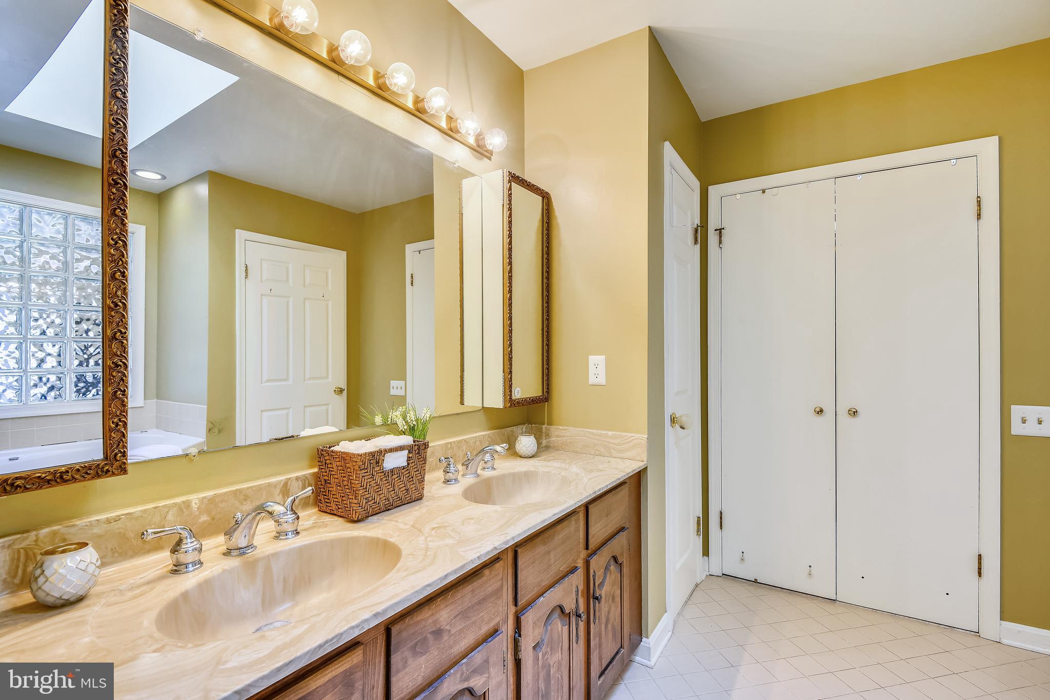 ROYALE GLEN - Residential