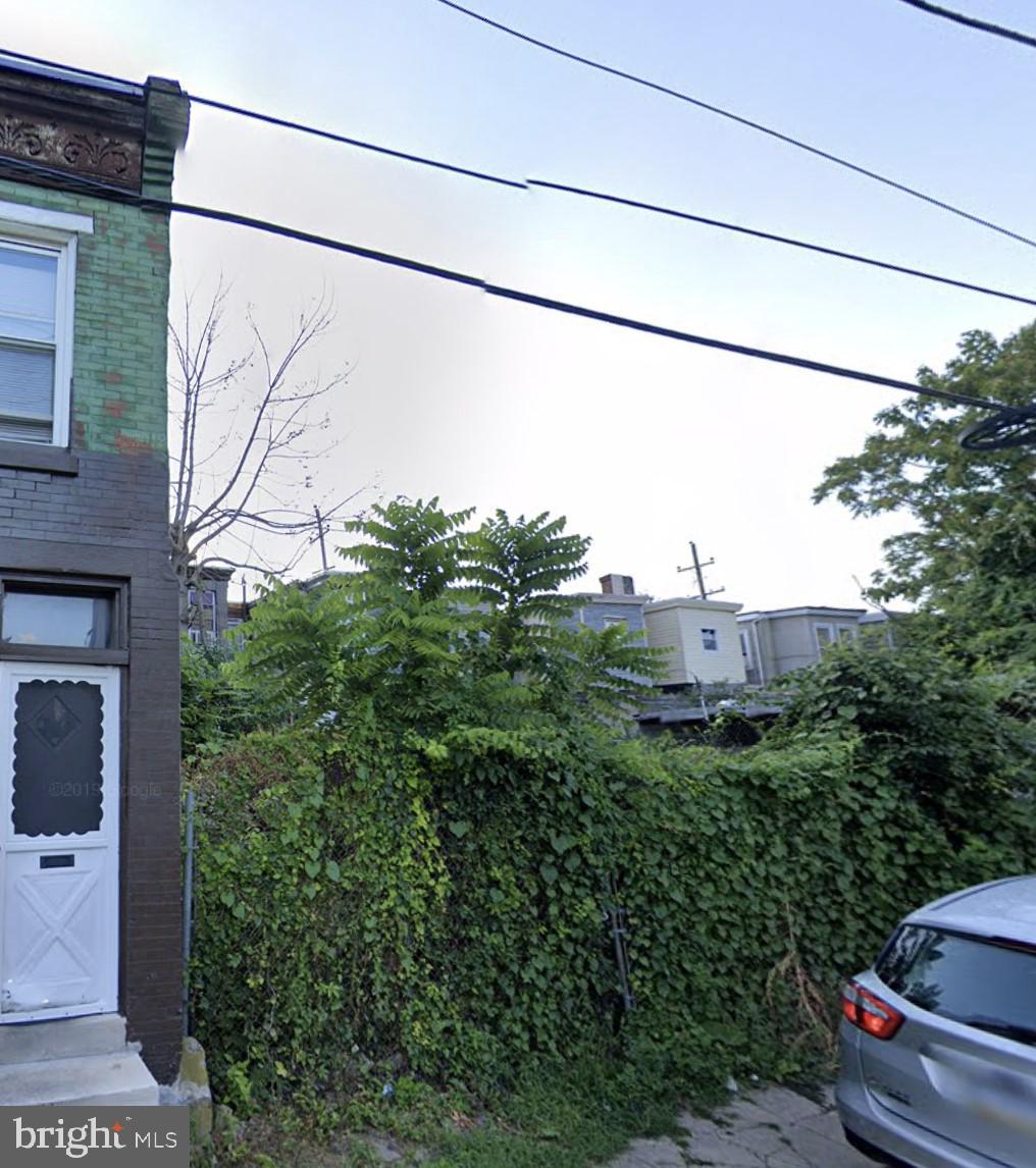 Vacant RSA-5 lot for sale. The dimensions of the lot are 13 x 38 and it is 494 sqft.
