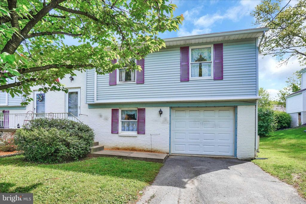 Photo of 370 N DUKE ST, MILLERSVILLE, PA 17551 (MLS # PALA2034668)