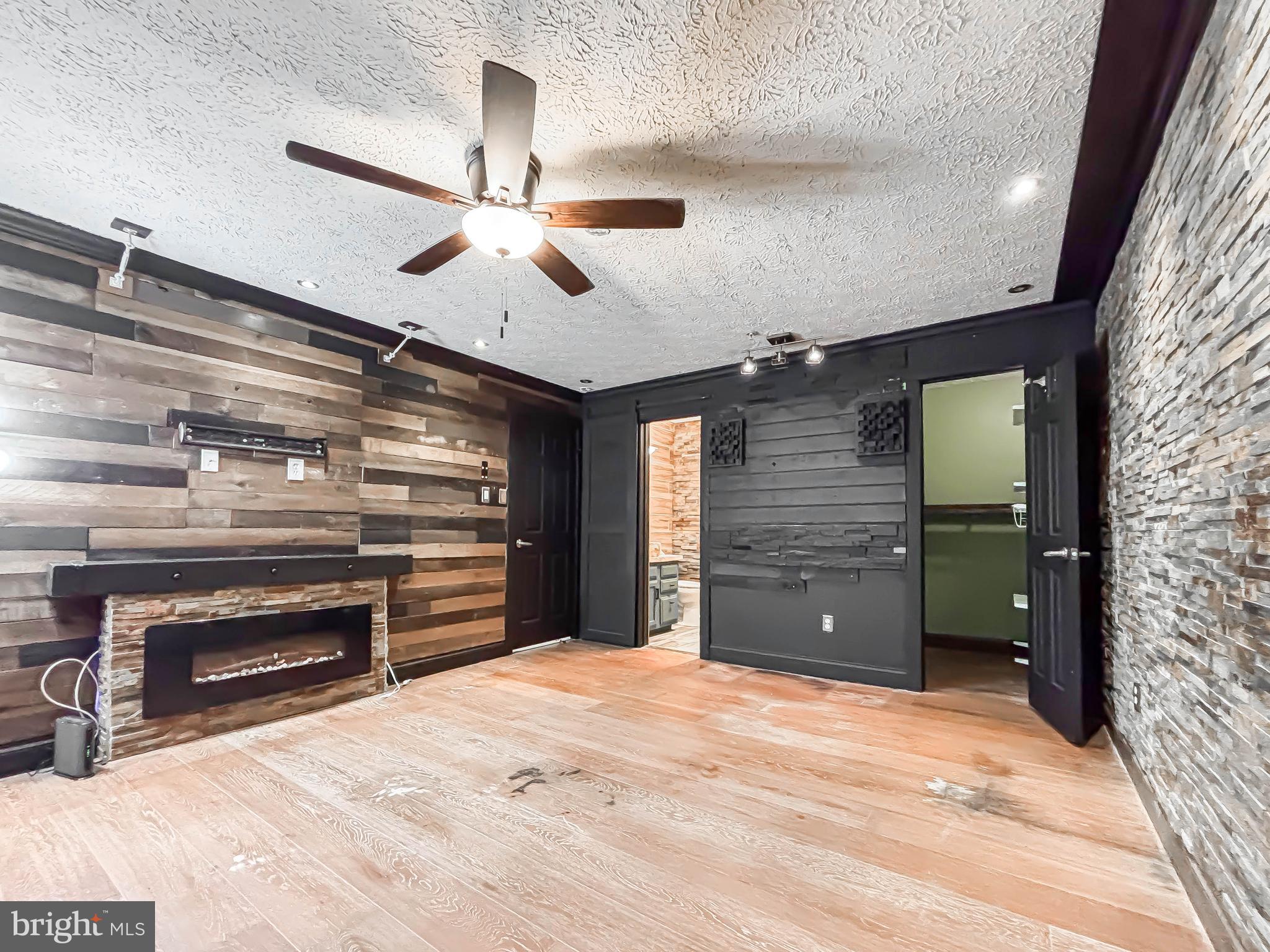 WOODBRIDGE CENTER - Residential