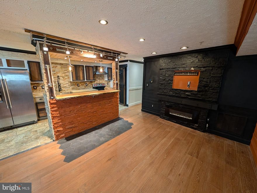 Beautifully Renovated 2 Bedroom 2 Full Baths condo unit in the heart of Woodbridge community.
Hardwood floors, laundry, modern appliances, central air, etc.

More photos coming.
Lease term may be flexible on differing rates.