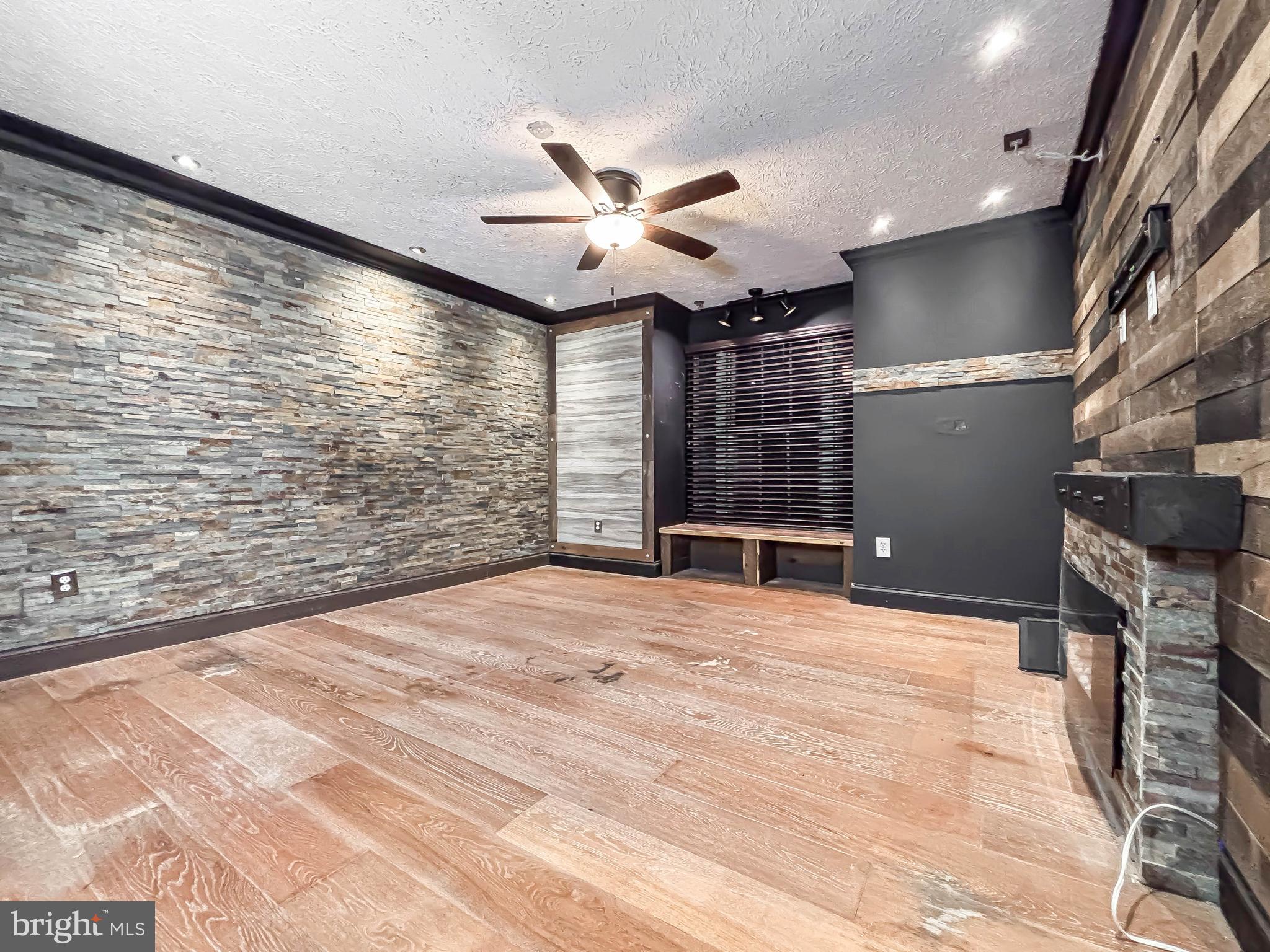 WOODBRIDGE CENTER - Residential