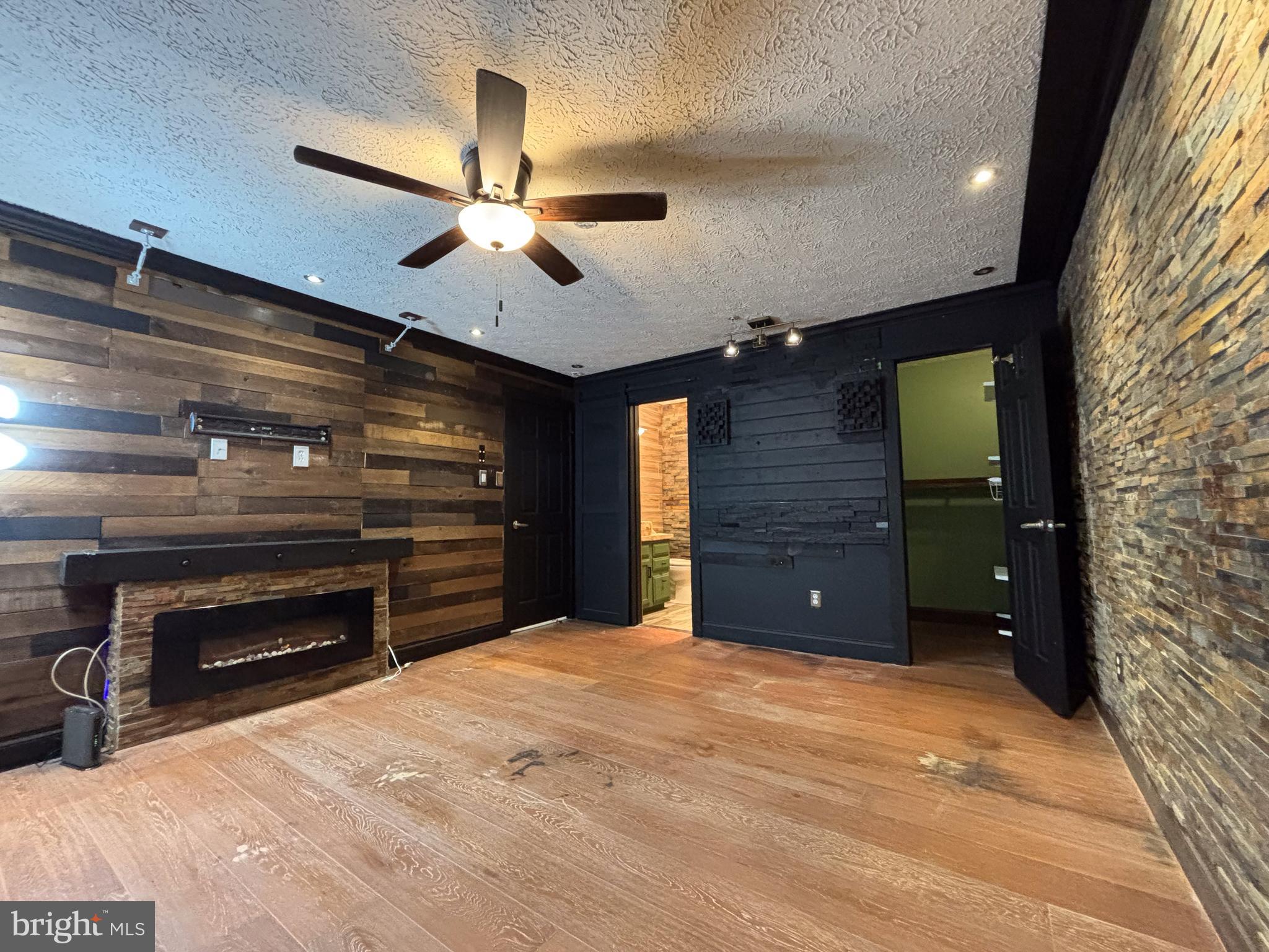 WOODBRIDGE CENTER - Residential