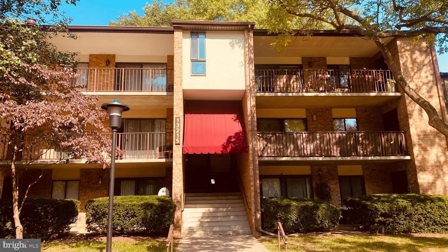 Welcome to this well maintained unit , with laminate wood floors all through out the condo, kitchen and bathrooms remodeled 2024 , washer and dryer 2024, enjoy the community outdoor pool , short distance to to shopping centers and main  roads , storage space in the same level , do not miss it !