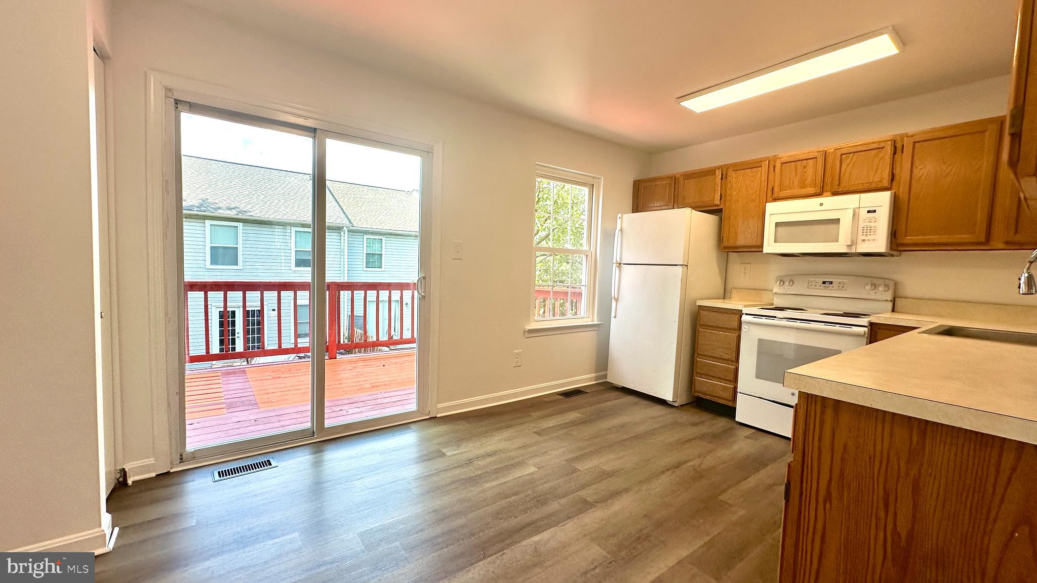 STONELEIGH SQUARE - Residential