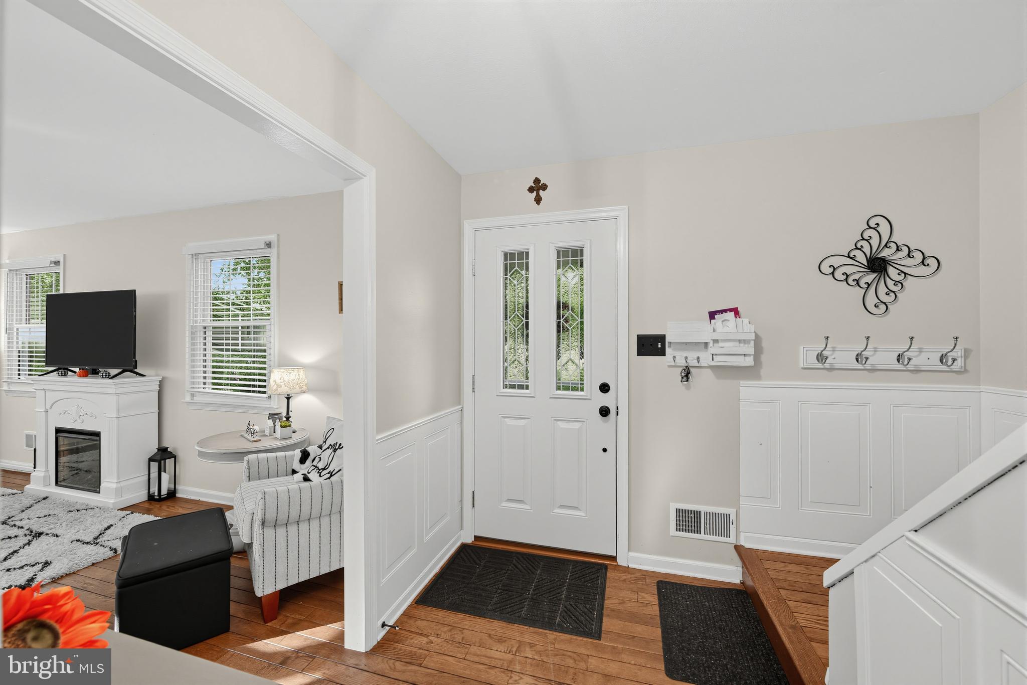 6 FOREST WAY