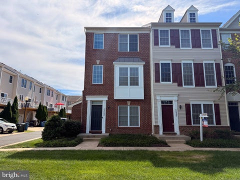 Townhouse For Rent - 42802 San Sebastian Terrace<br/> CHANTILLY, VA 20152