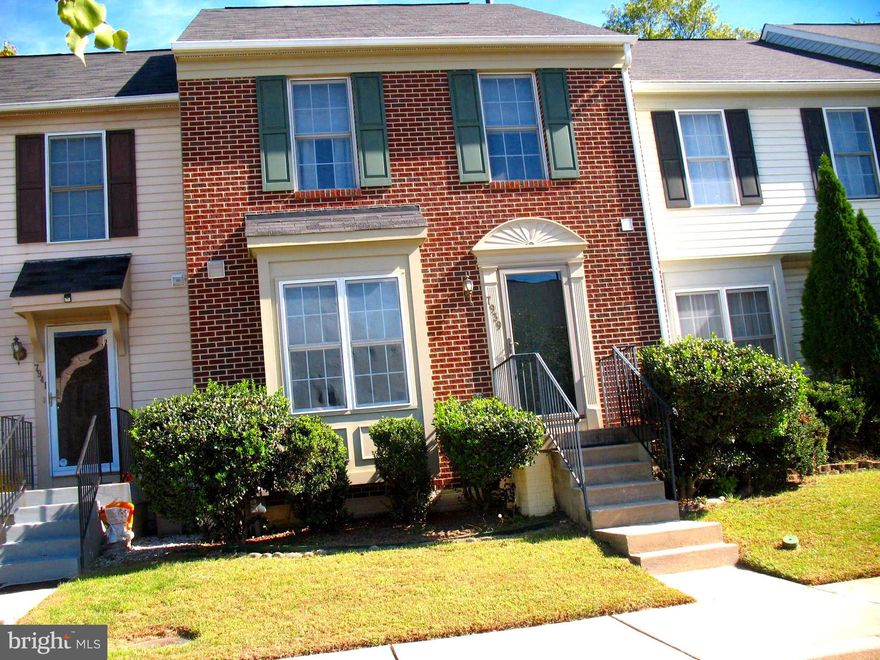 GREAT TOWNHOUSE IN A NICE COMMUNITY. SUNKEN LIVING ROOM WITH FIREPLACE; SEPARATE DINING ROOM; EAT IN KITCHEN; POWDER ROOM ON FIRST FLOOR; LARGE DECK; BACKS TO TREES; MASTER BATH WITH JACUZZI TUB; FULLY FINISHED LOWER LEVEL WITH FULL BATH. CLOSE TO MAJOR SHOPPING AND MAJOR ROUTES BUT TUCKED BACK IN FOR QUITE AND BEAUTY.  THIS IS A GREAT RENTAL TOWNHOUSE YOU WILL BE PROUD TO CALL HOME.