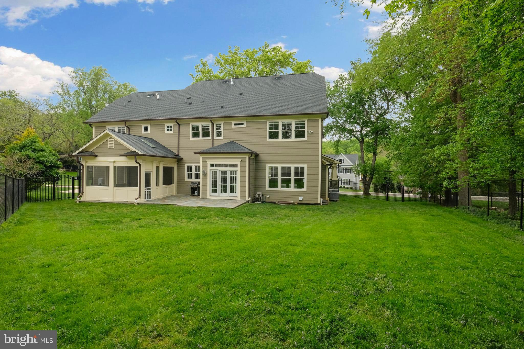 LUXMANOR - Residential