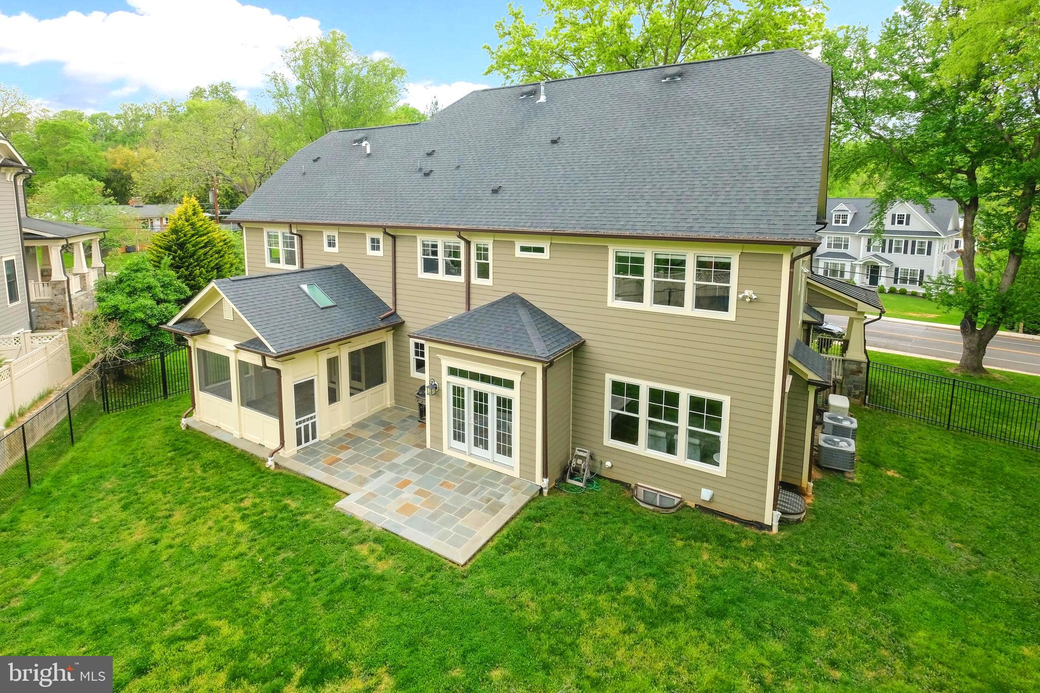 LUXMANOR - Residential