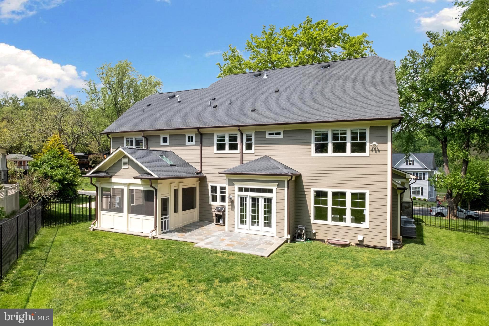 LUXMANOR - Residential