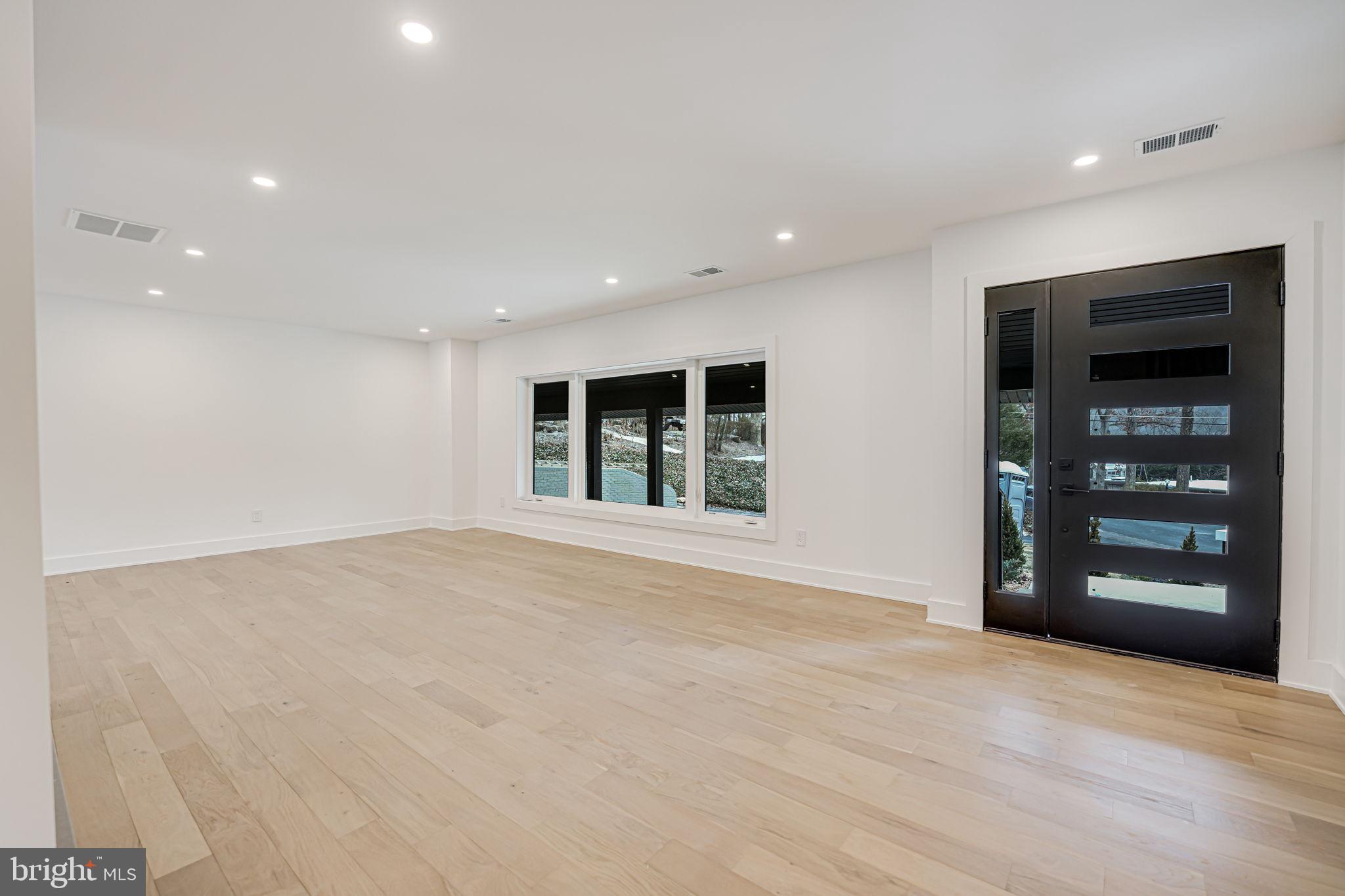 LAKE BARCROFT - Residential