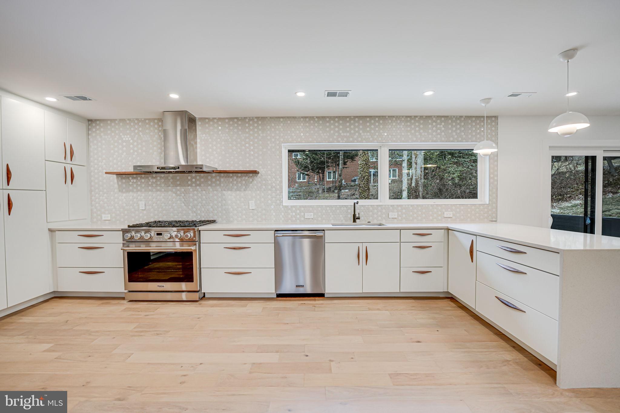 LAKE BARCROFT - Residential