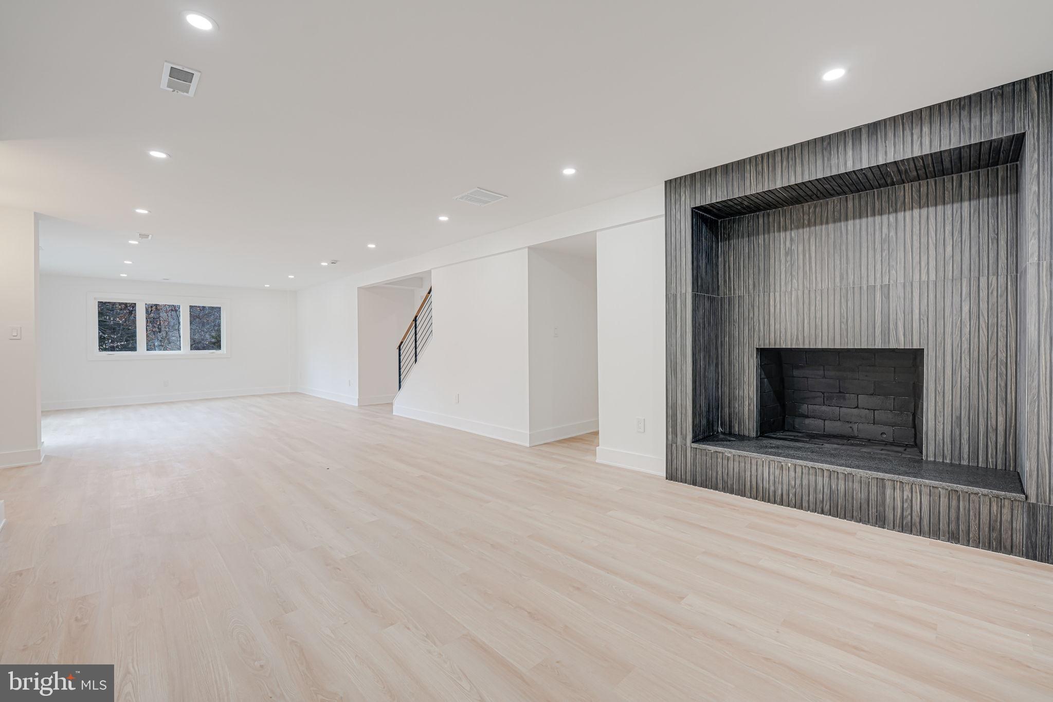 LAKE BARCROFT - Residential