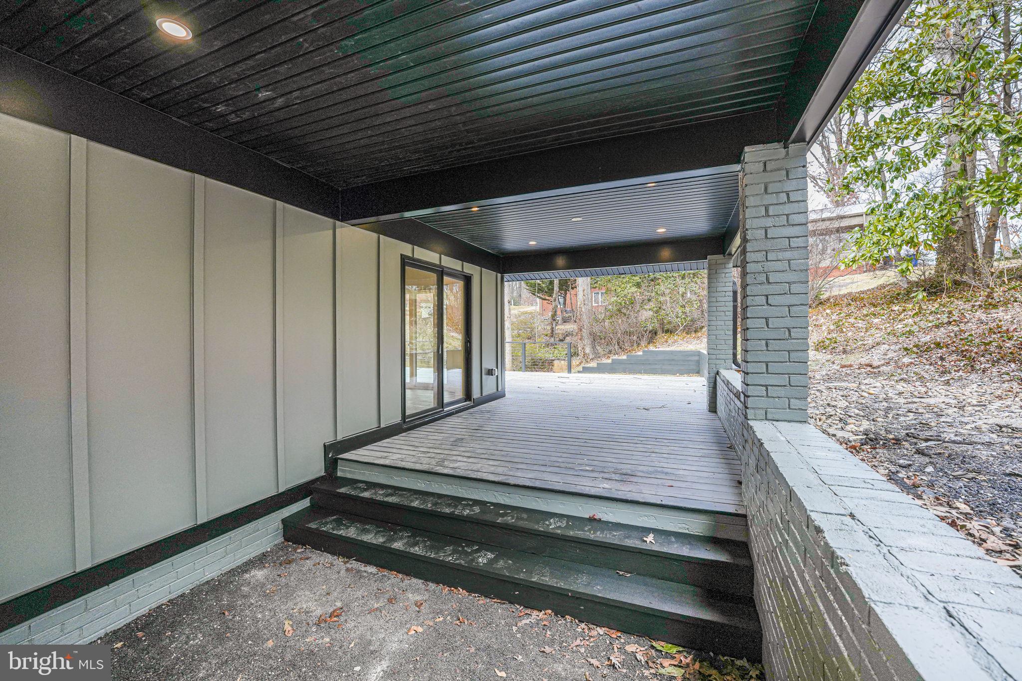 LAKE BARCROFT - Residential