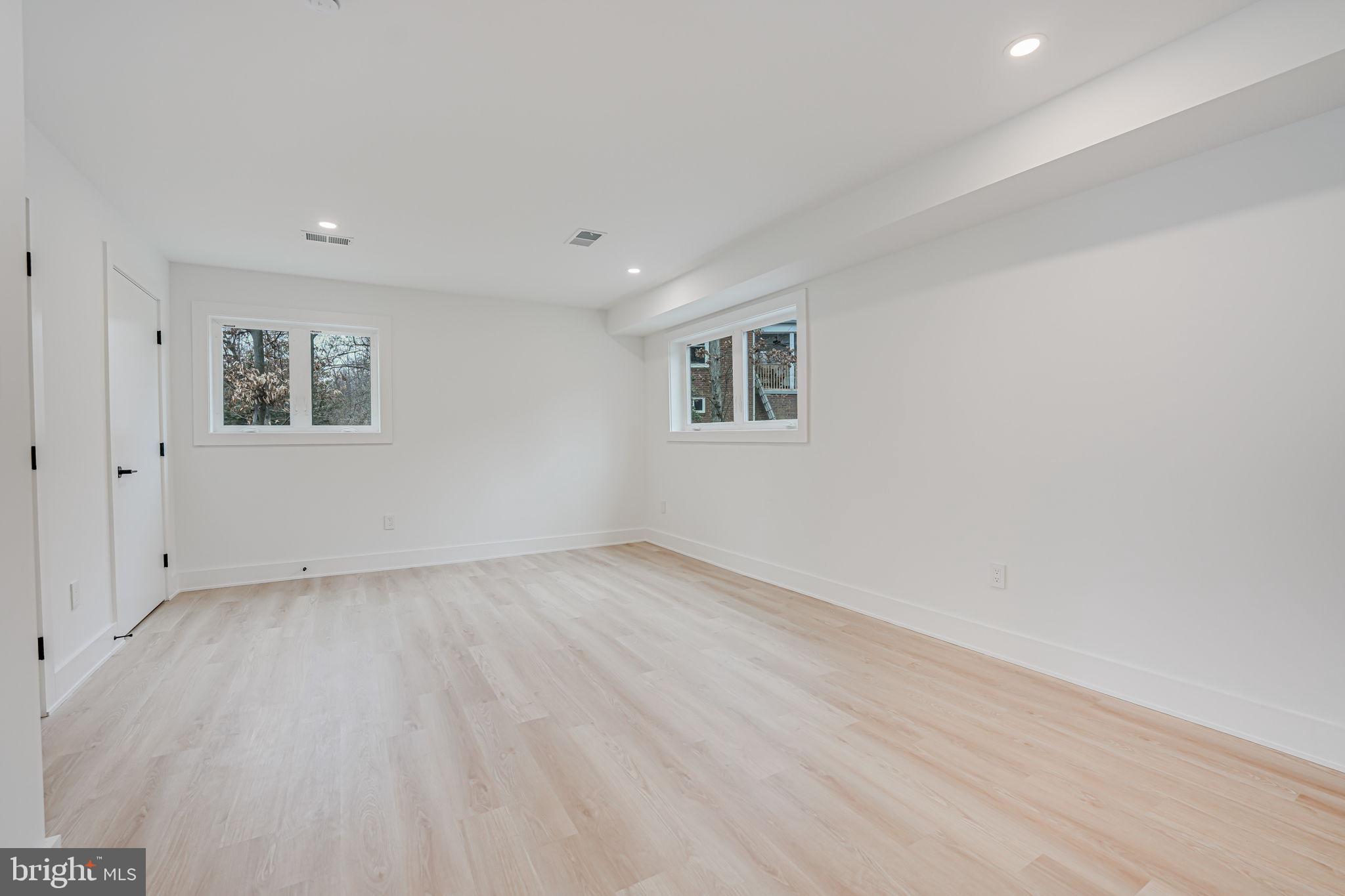 LAKE BARCROFT - Residential