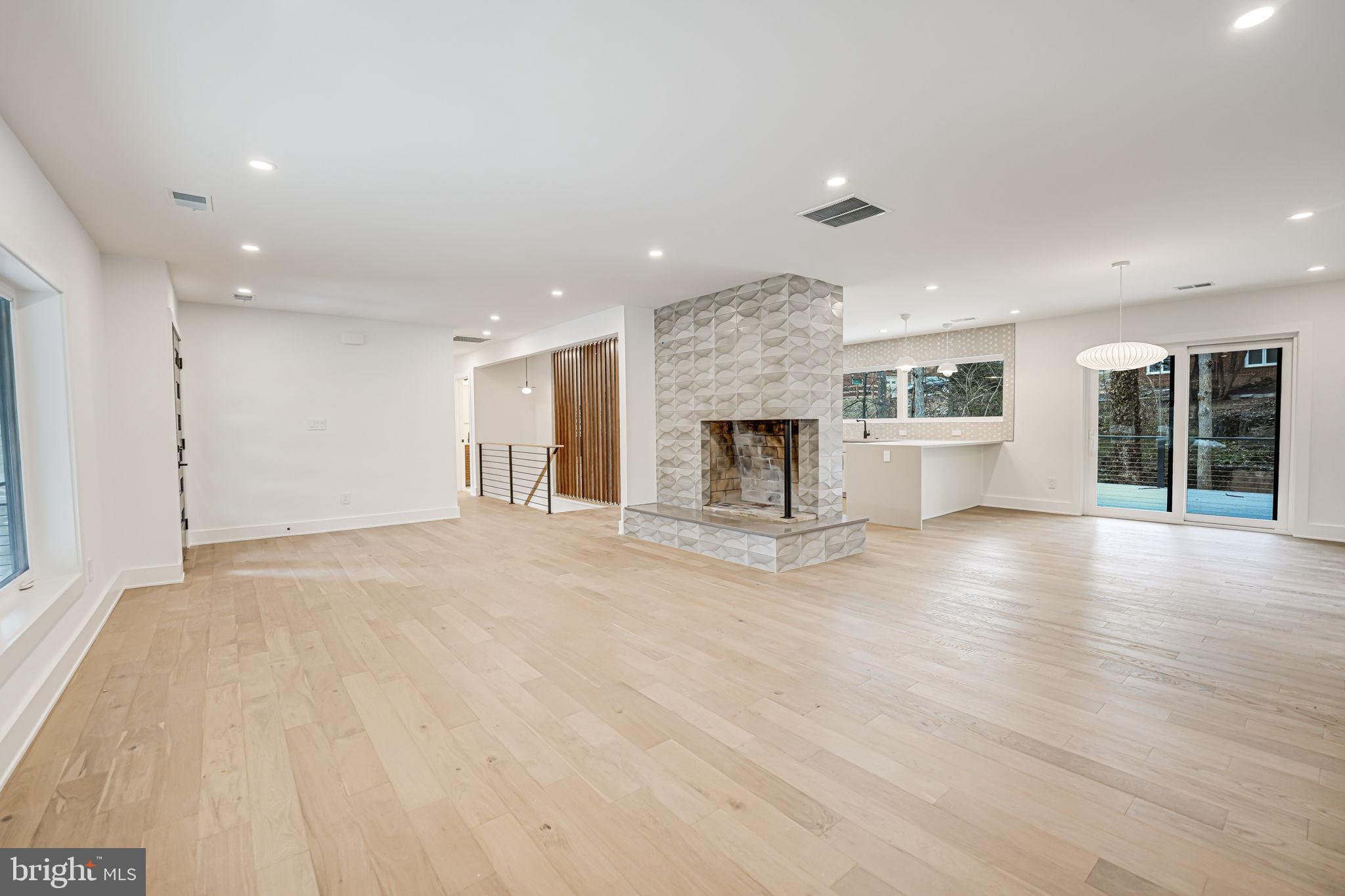 LAKE BARCROFT - Residential