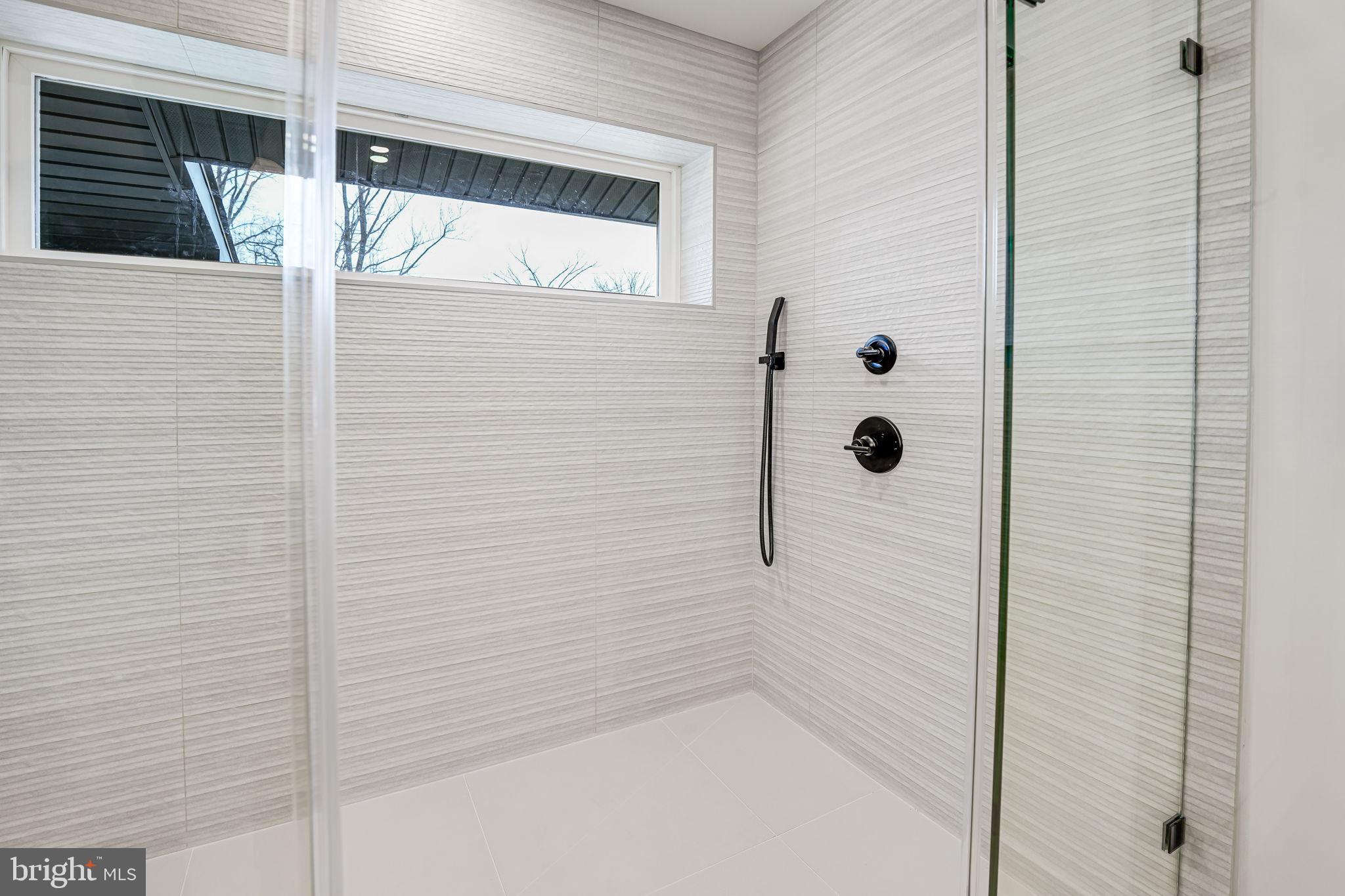 LAKE BARCROFT - Residential