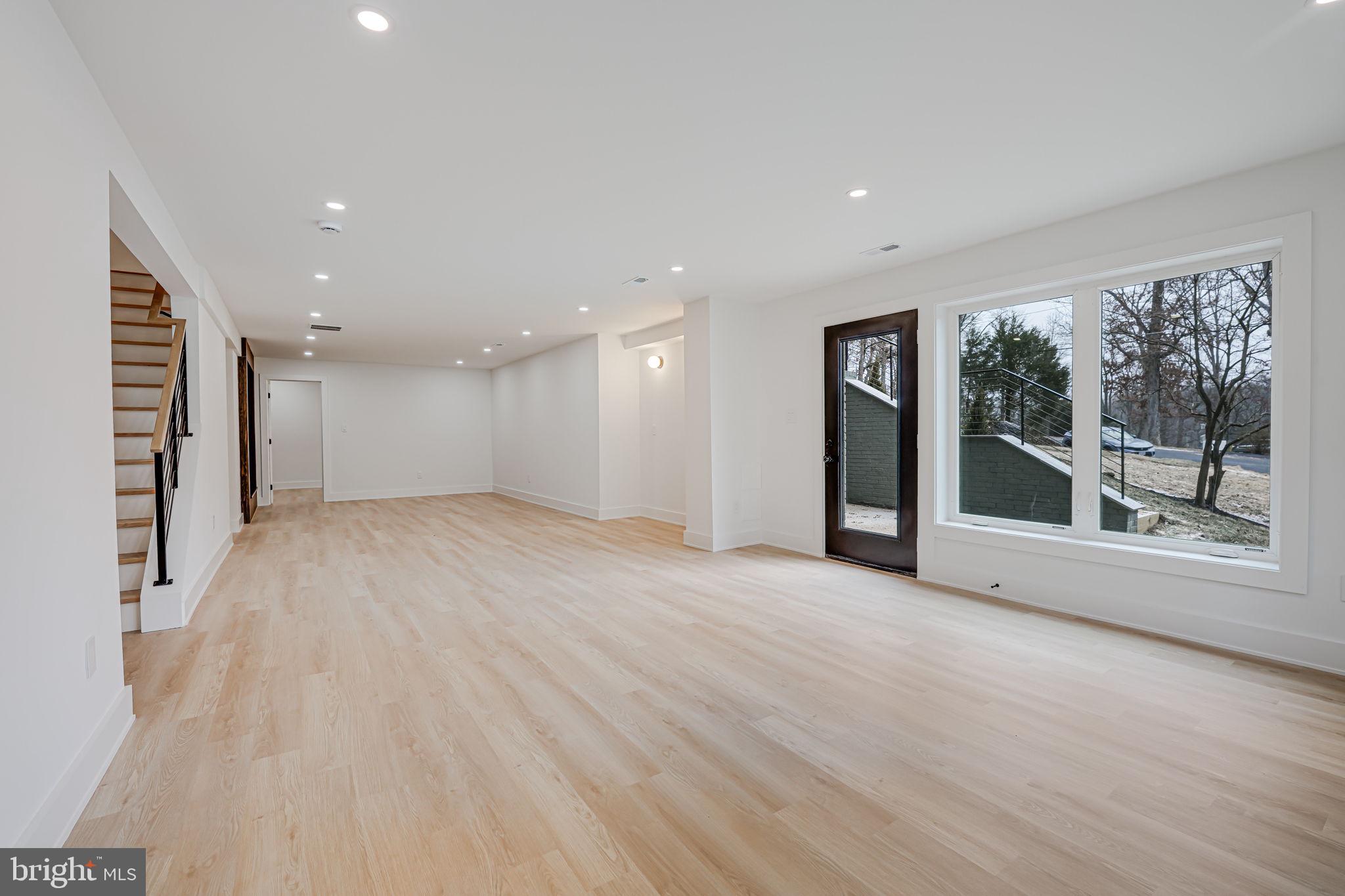 LAKE BARCROFT - Residential