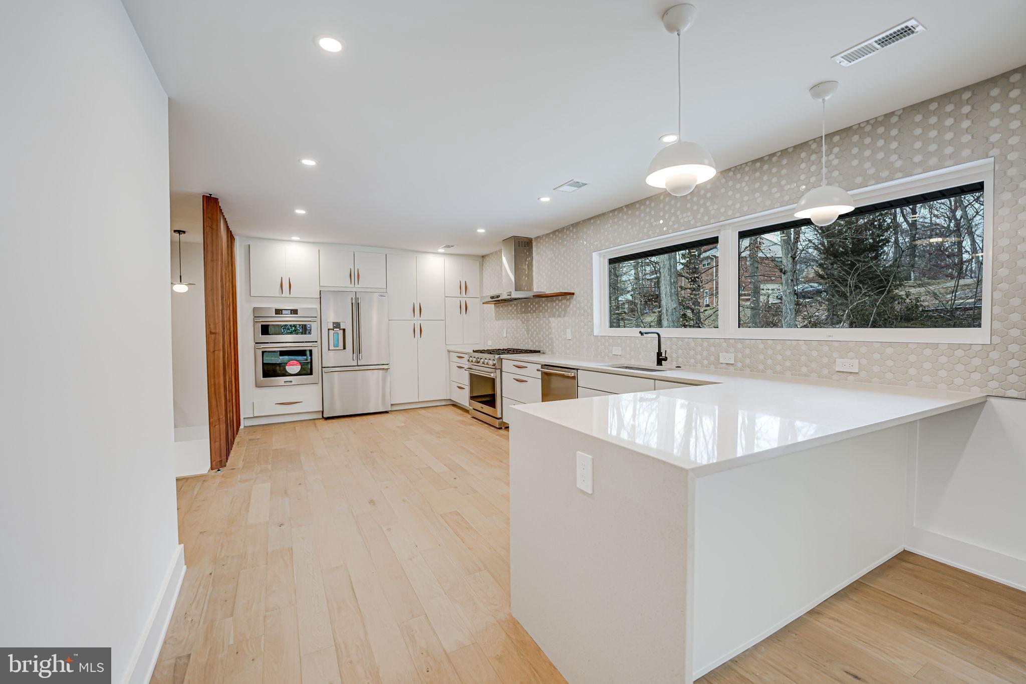 LAKE BARCROFT - Residential