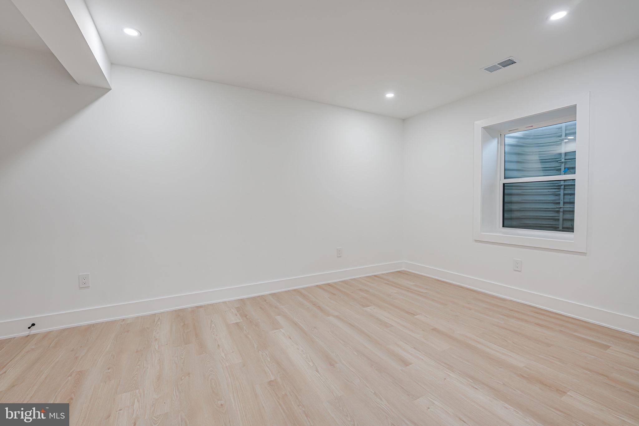 LAKE BARCROFT - Residential