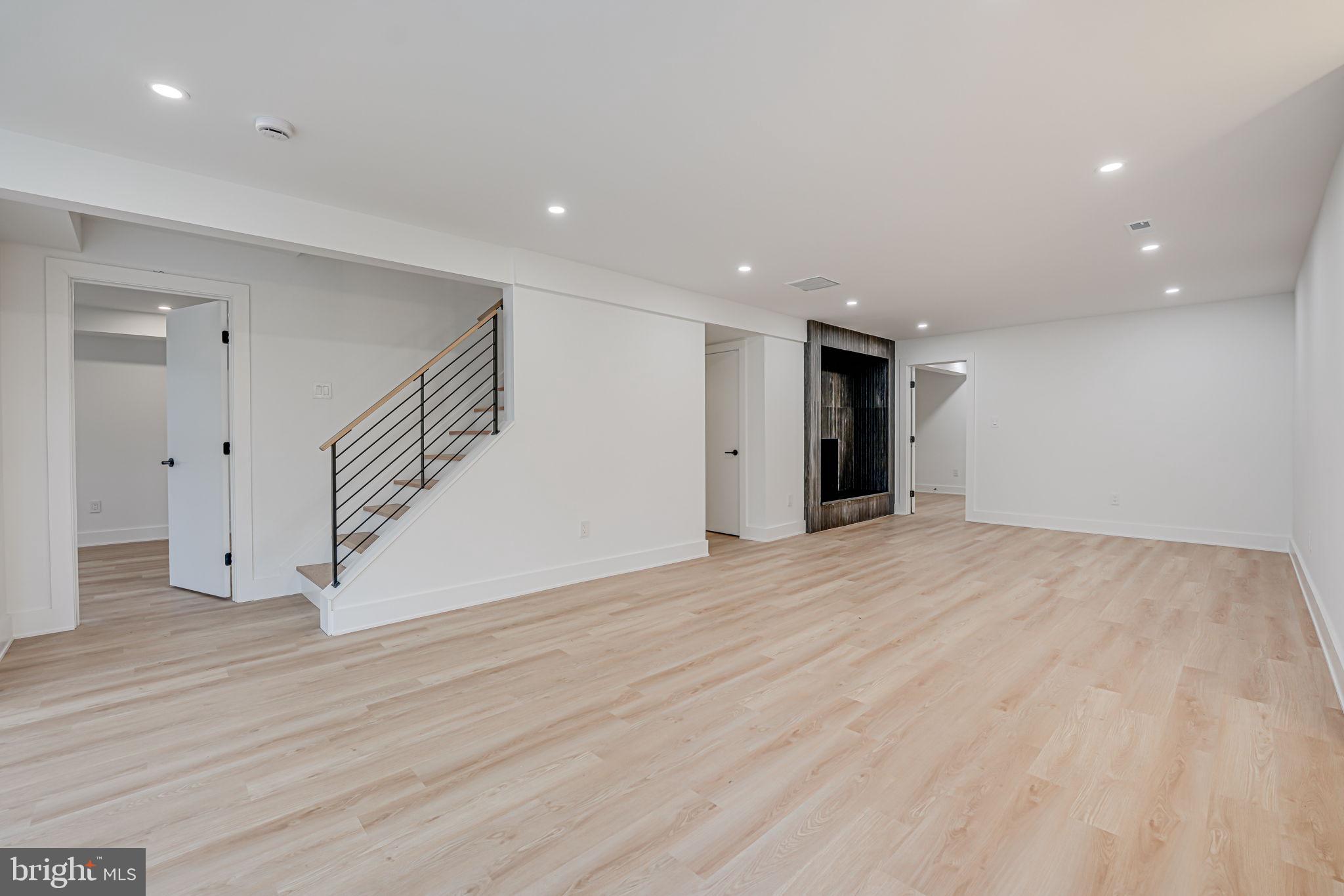 LAKE BARCROFT - Residential