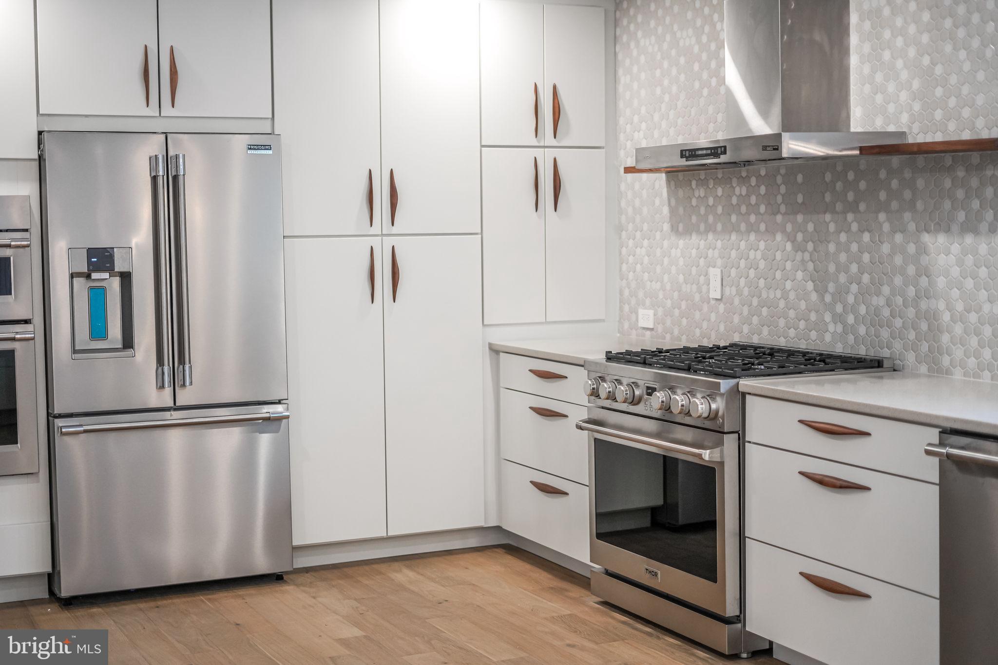 LAKE BARCROFT - Residential